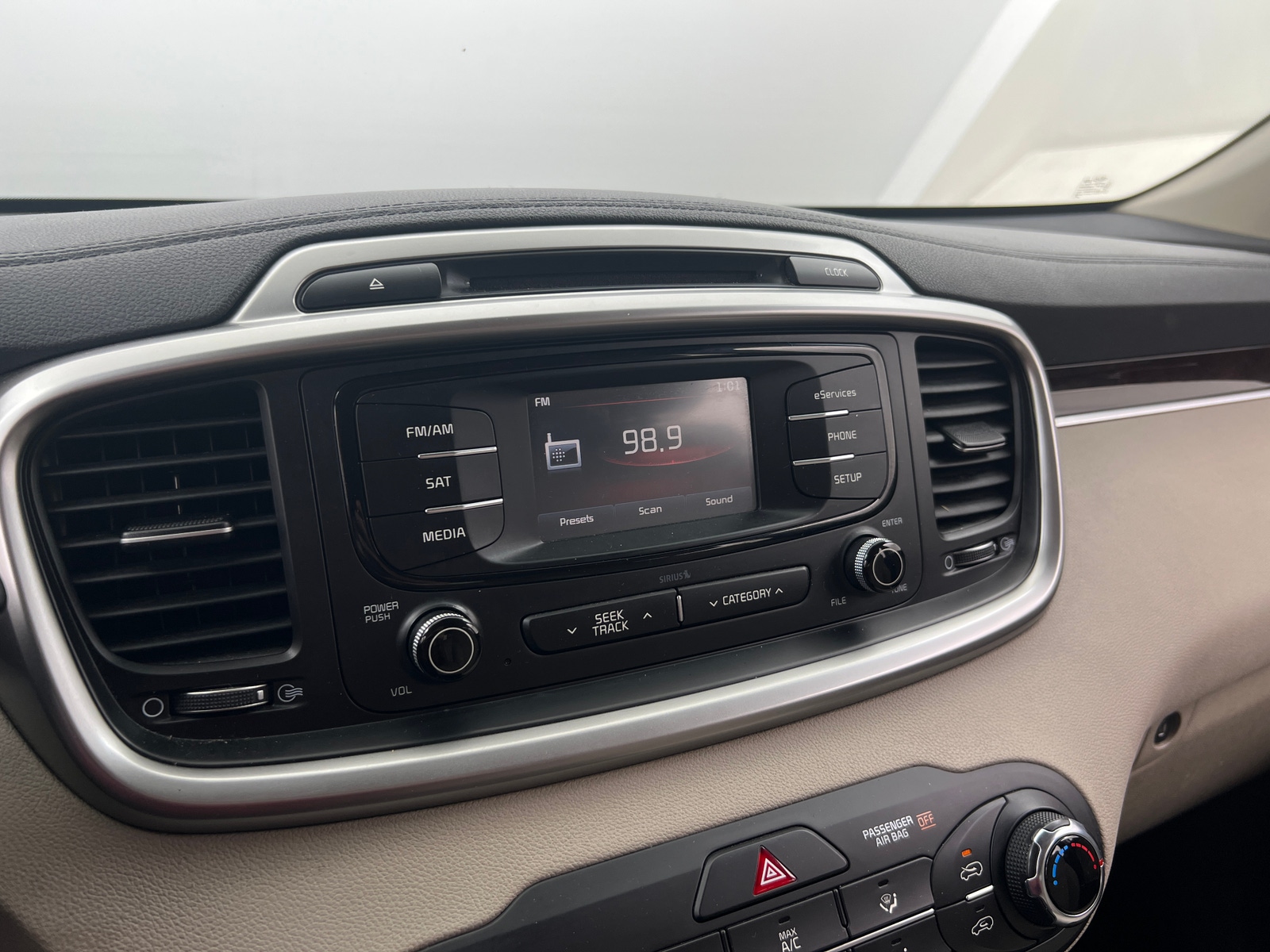 Thumbnail: 2016 Kia Sorento - 4