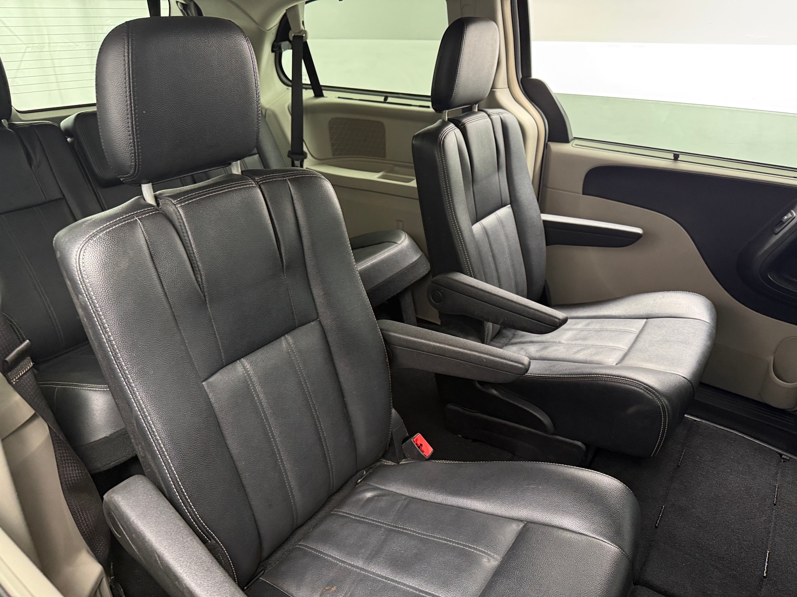 Thumbnail: 2016 Chrysler Town & Country - 5