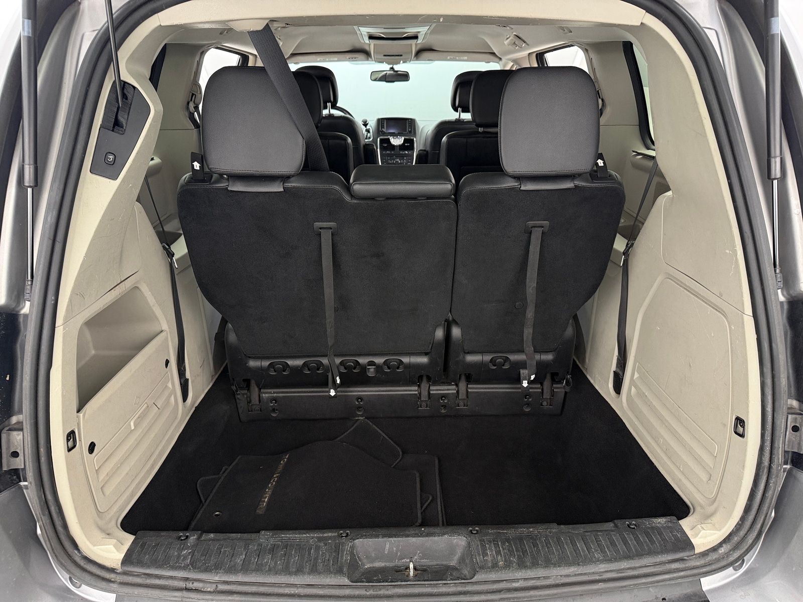 Thumbnail: 2016 Chrysler Town & Country - 6