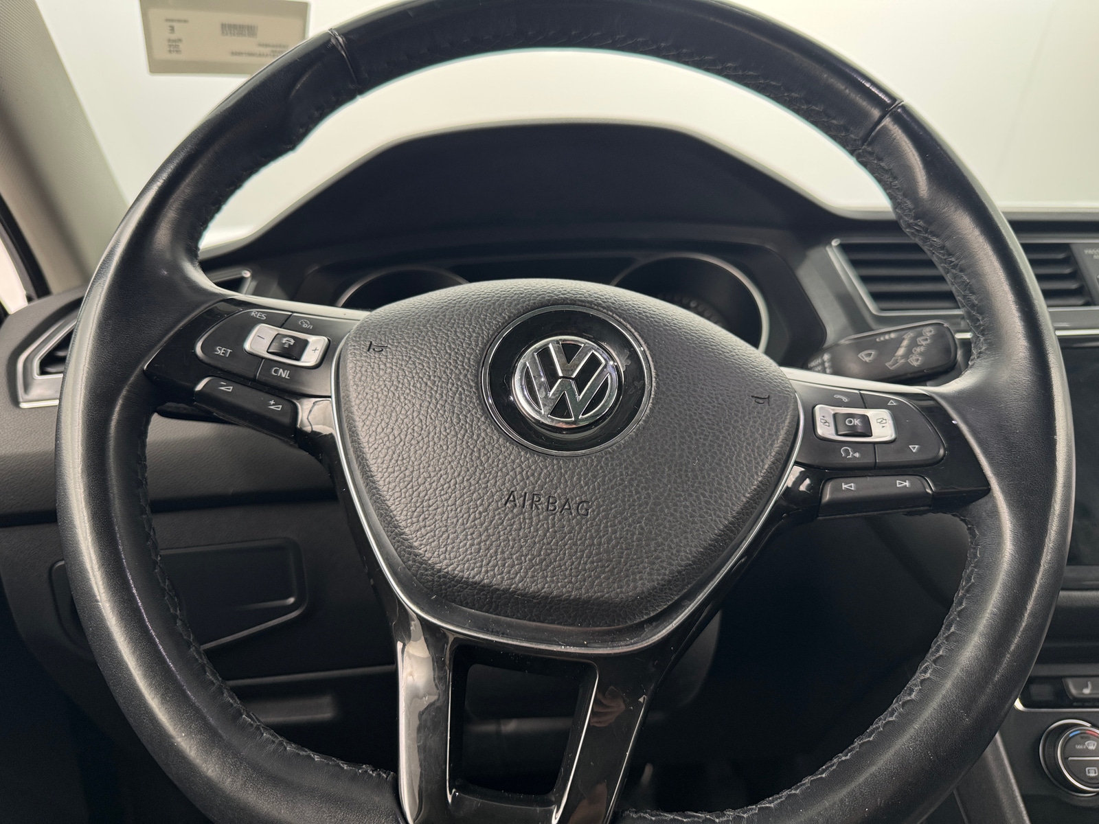 Thumbnail: 2018 Volkswagen Tiguan - 4