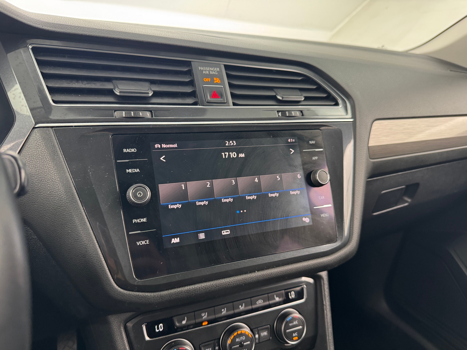 Thumbnail: 2018 Volkswagen Tiguan - 3