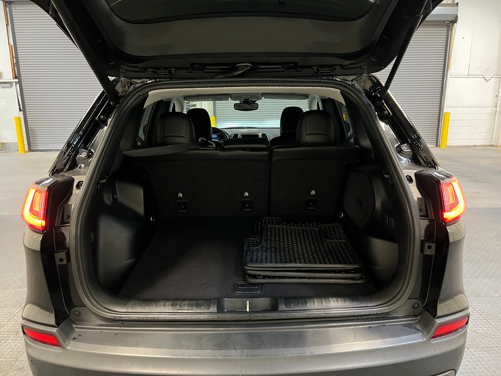 Thumbnail: 2019 Jeep Cherokee - 6