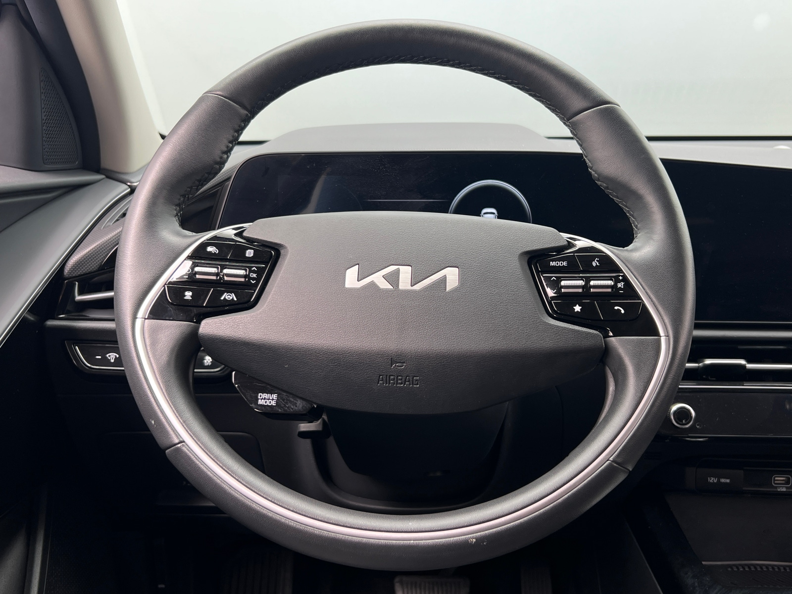 Thumbnail: 2023 Kia Niro - 4