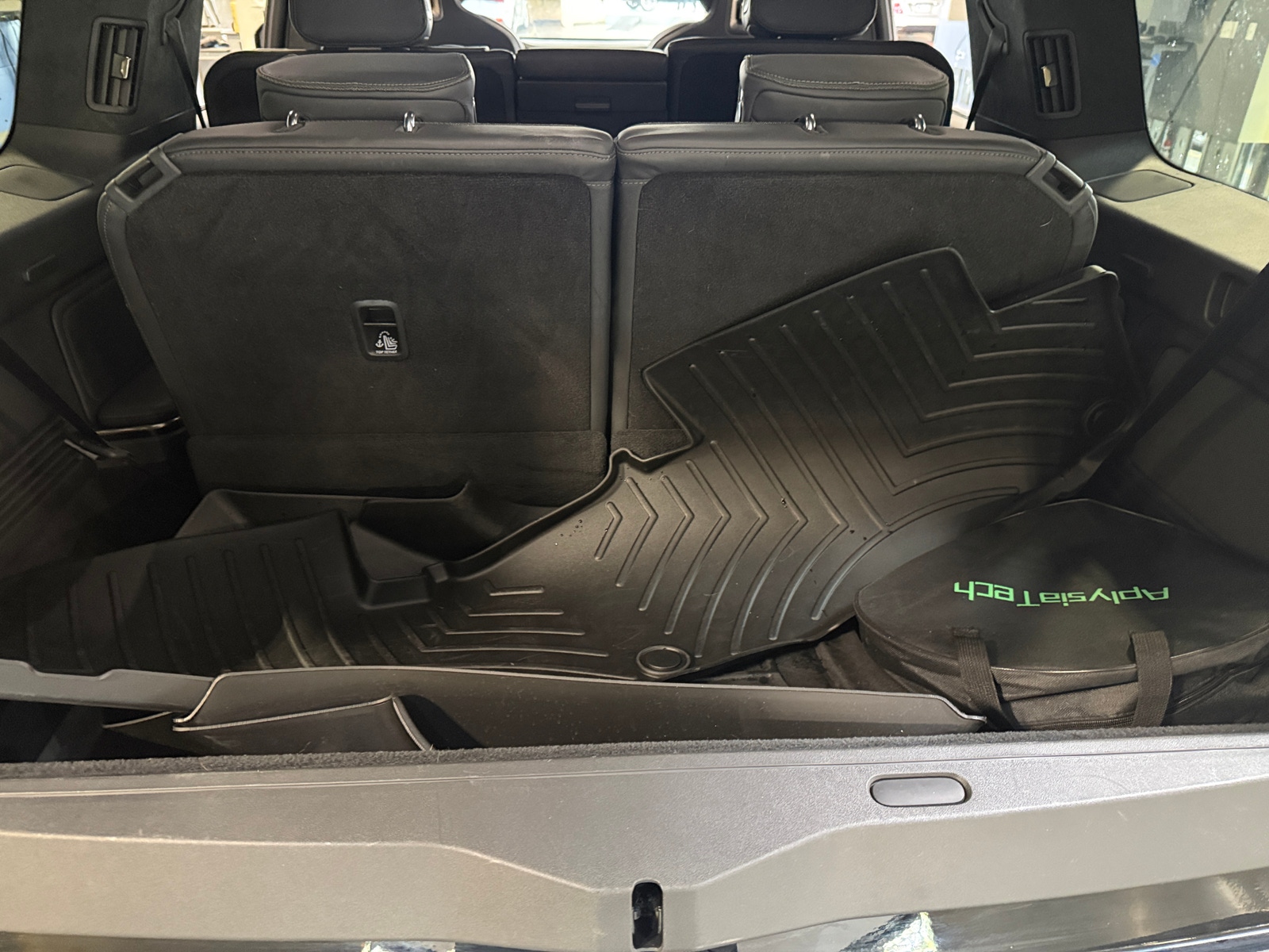 Thumbnail: 2023 Rivian R1S - 6