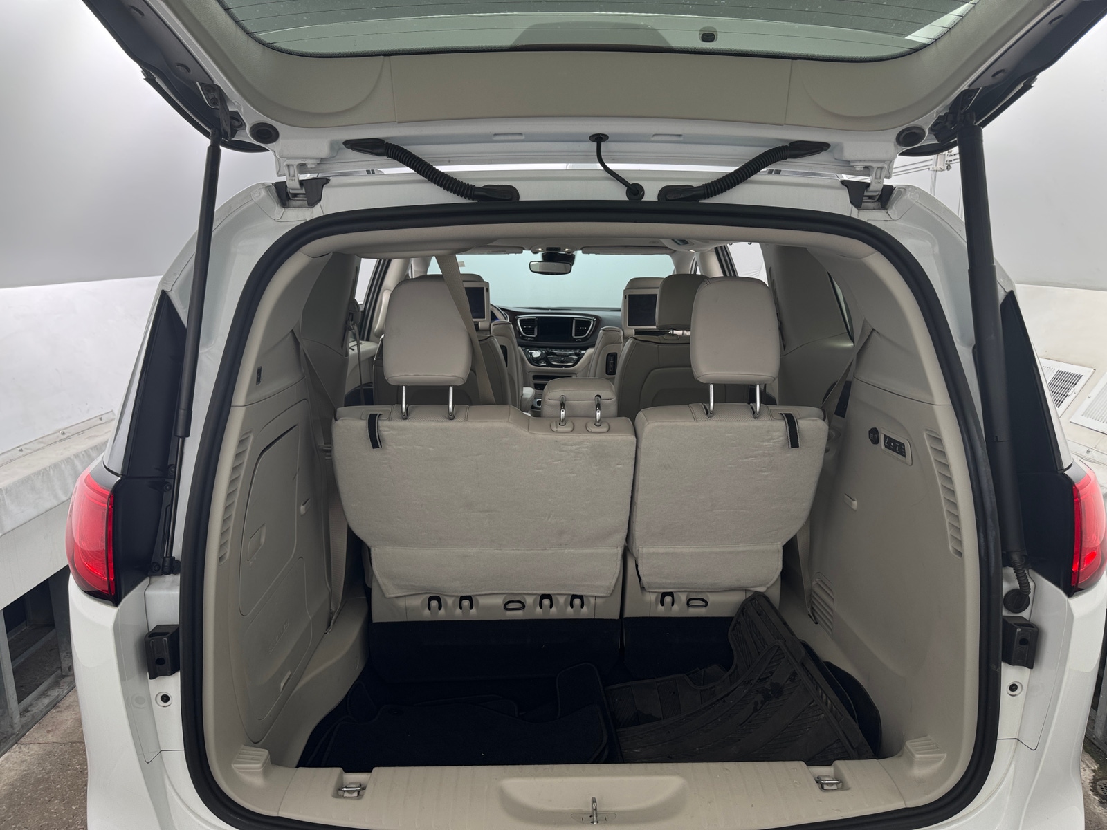 Thumbnail: 2018 Chrysler Pacifica - 6