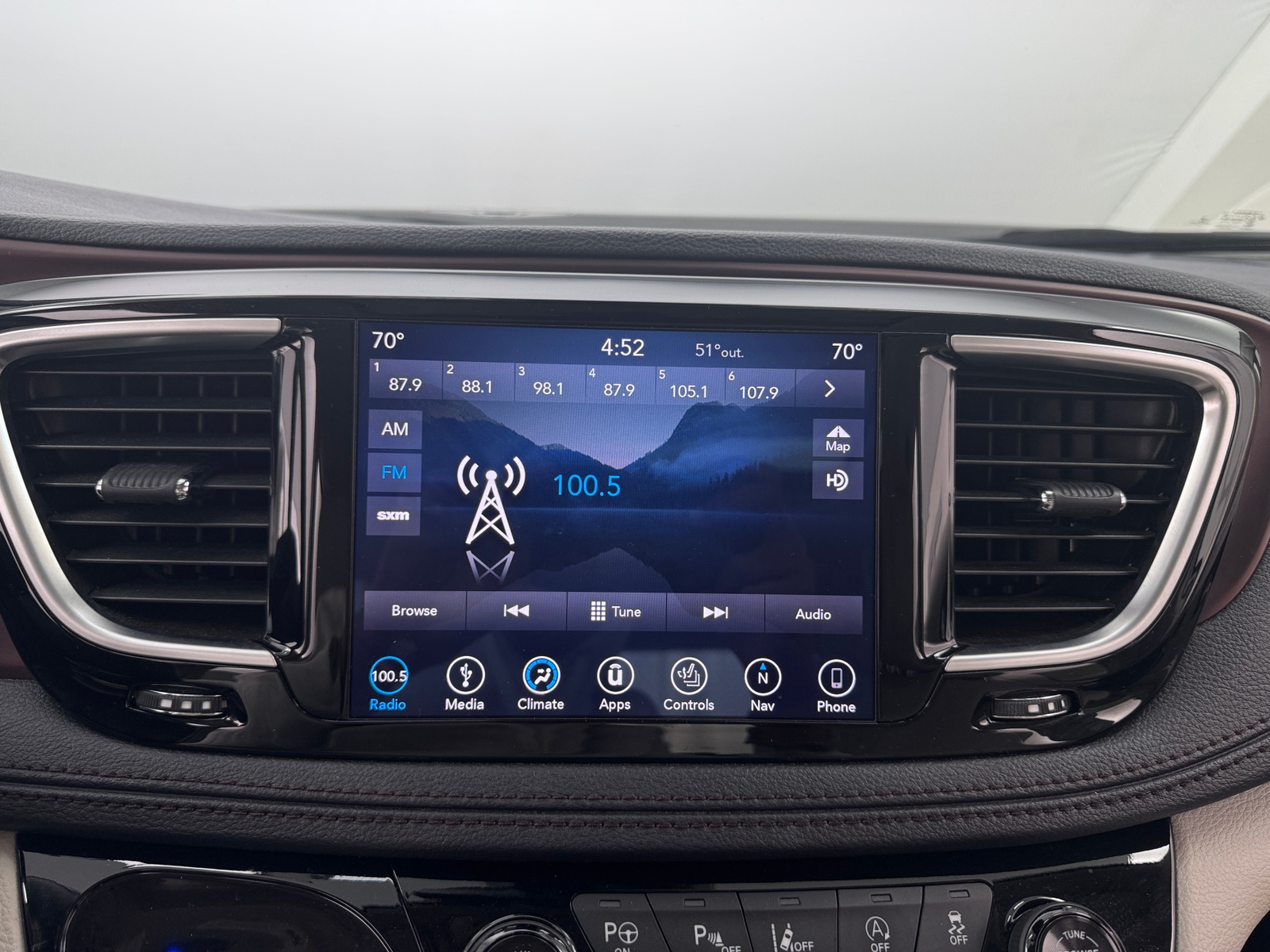 Thumbnail: 2018 Chrysler Pacifica - 3