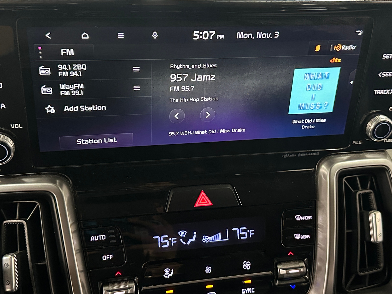 Thumbnail: 2023 Kia Sorento - 3