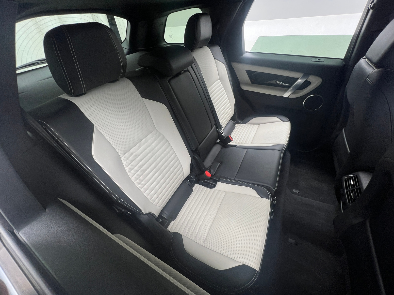 Thumbnail: 2023 Land Rover Discovery Sport - 5