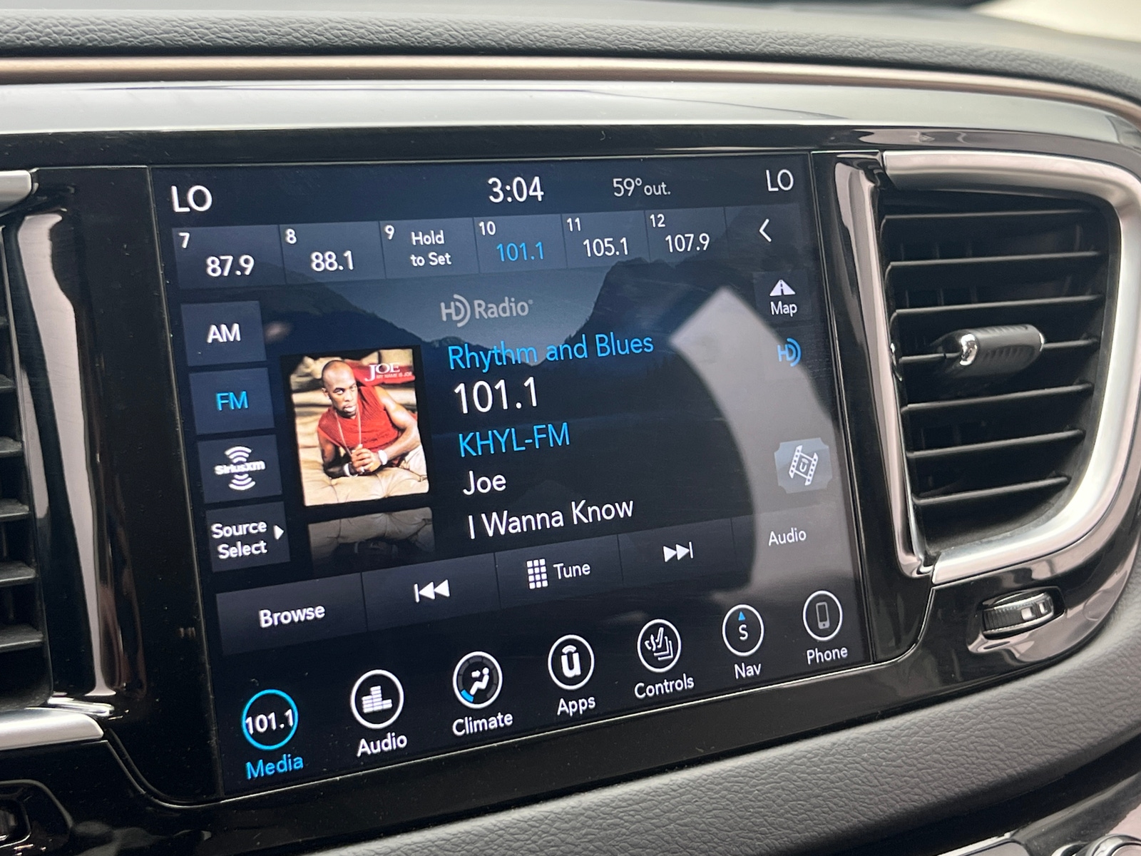 Thumbnail: 2018 Chrysler Pacifica - 3