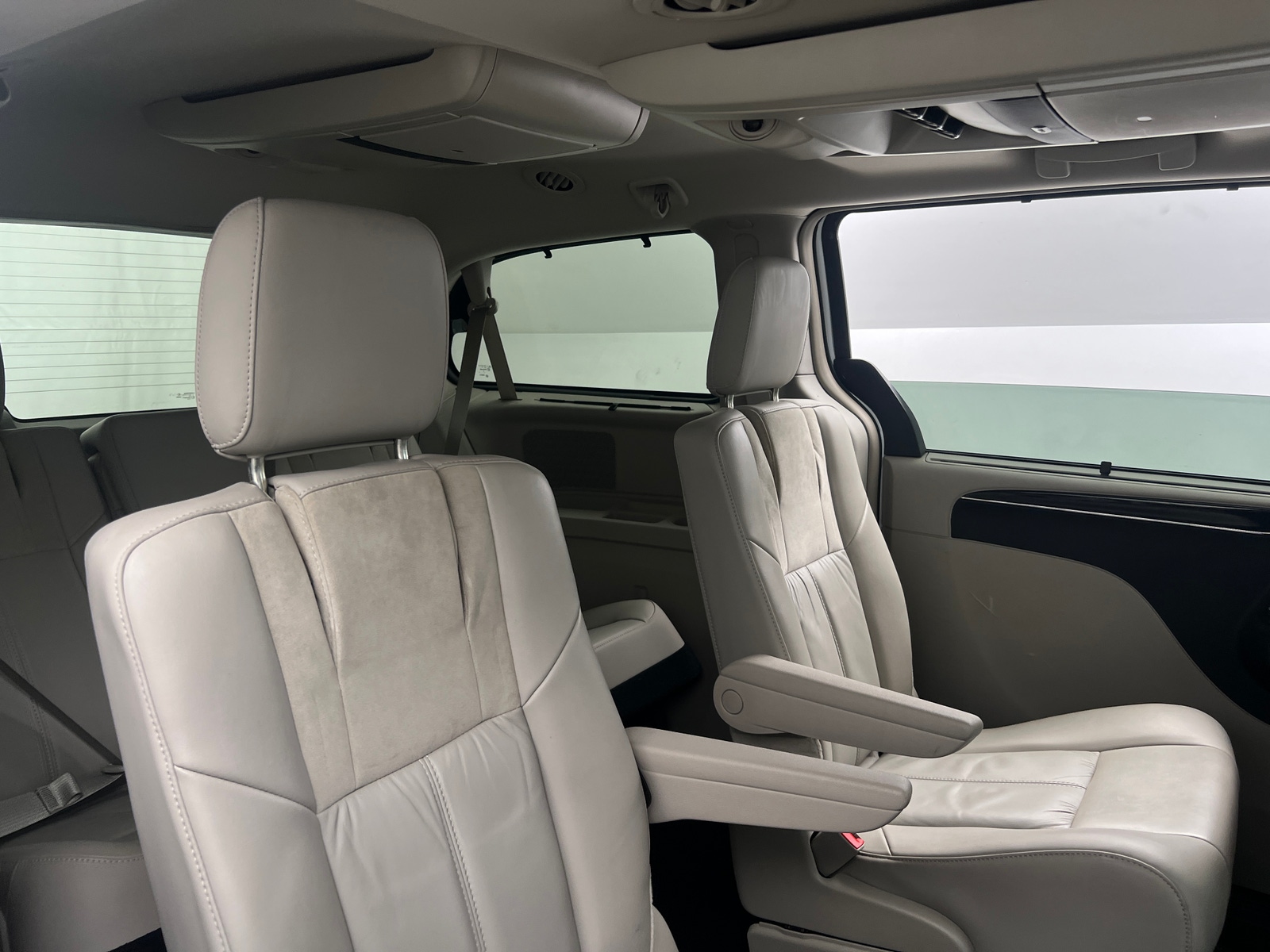 Thumbnail: 2016 Chrysler Town & Country - 5