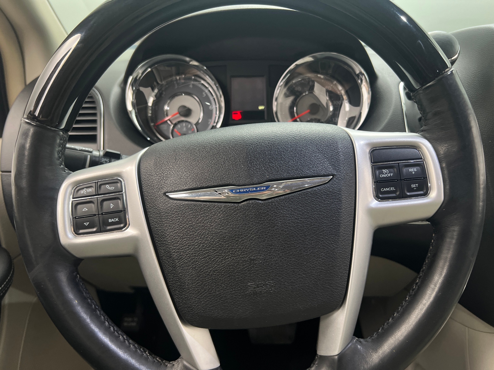 Thumbnail: 2016 Chrysler Town & Country - 4