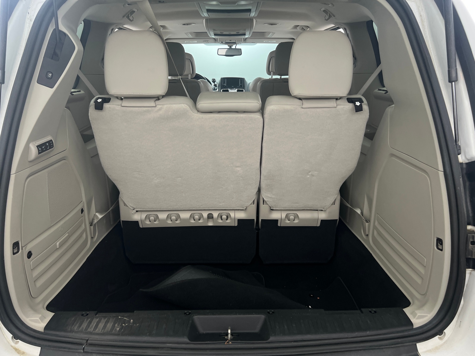 Thumbnail: 2016 Chrysler Town & Country - 6