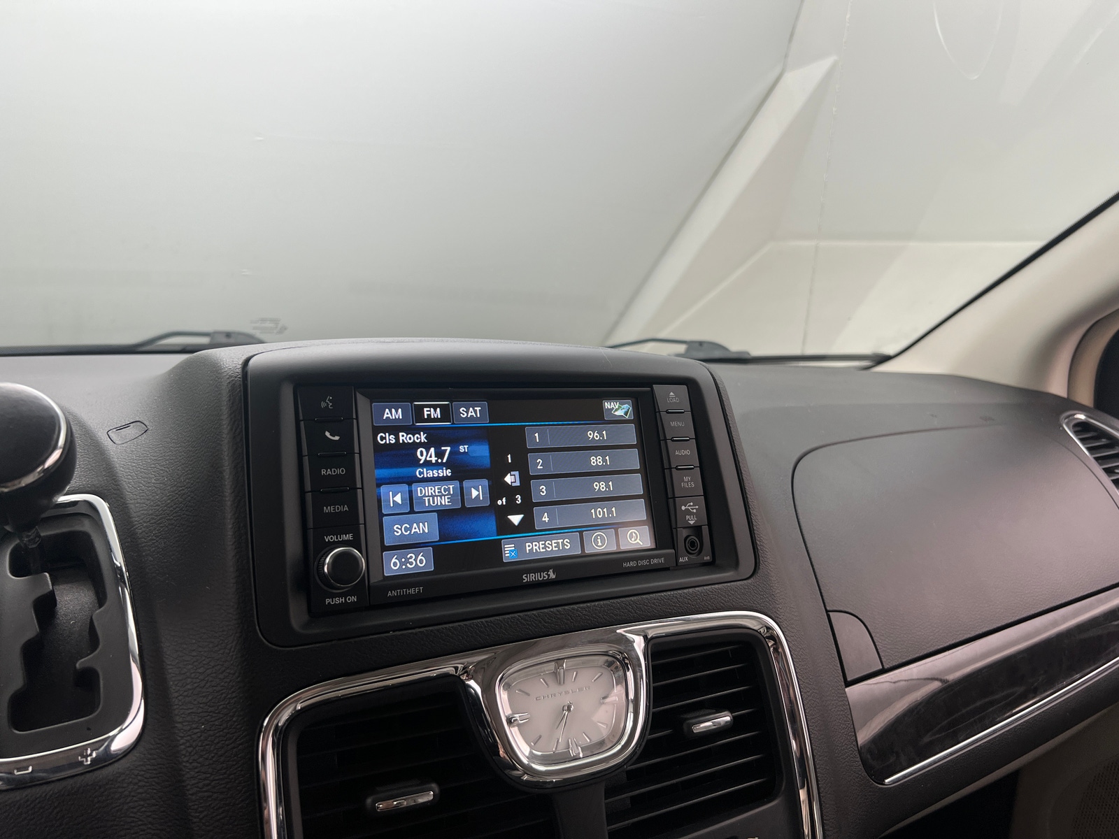 Thumbnail: 2016 Chrysler Town & Country - 3