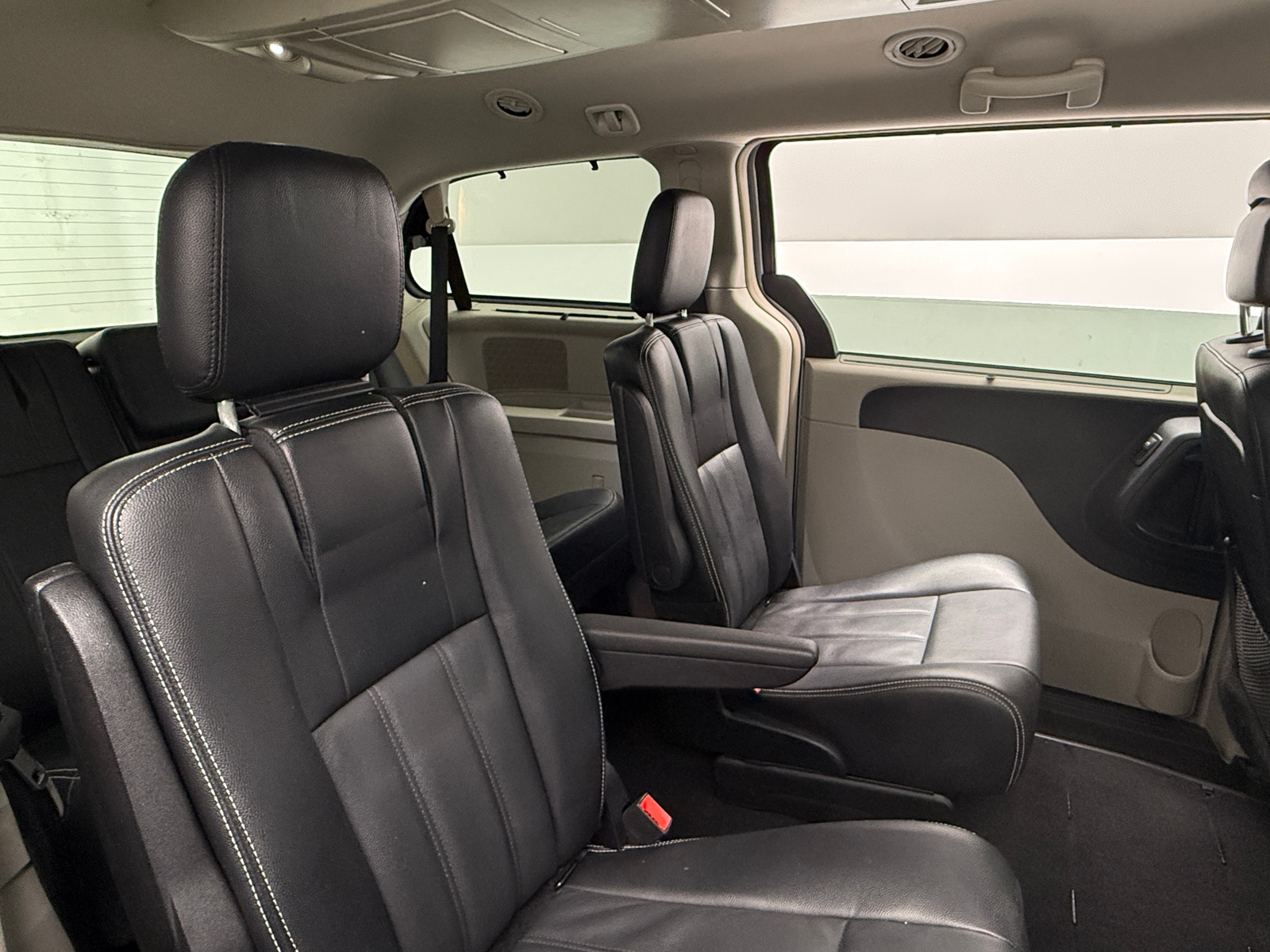 Thumbnail: 2014 Chrysler Town & Country - 5