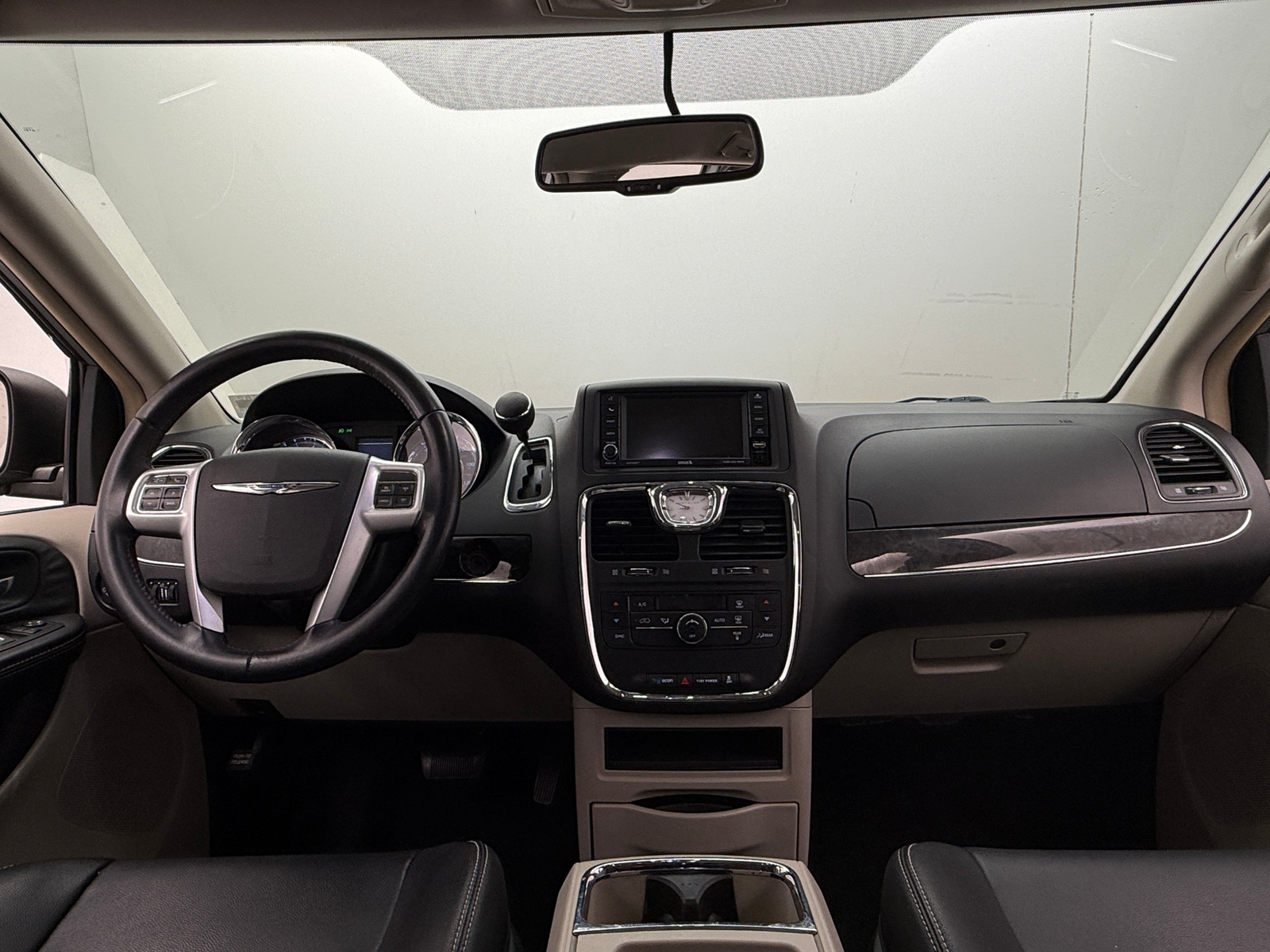 Thumbnail: 2014 Chrysler Town & Country - 2