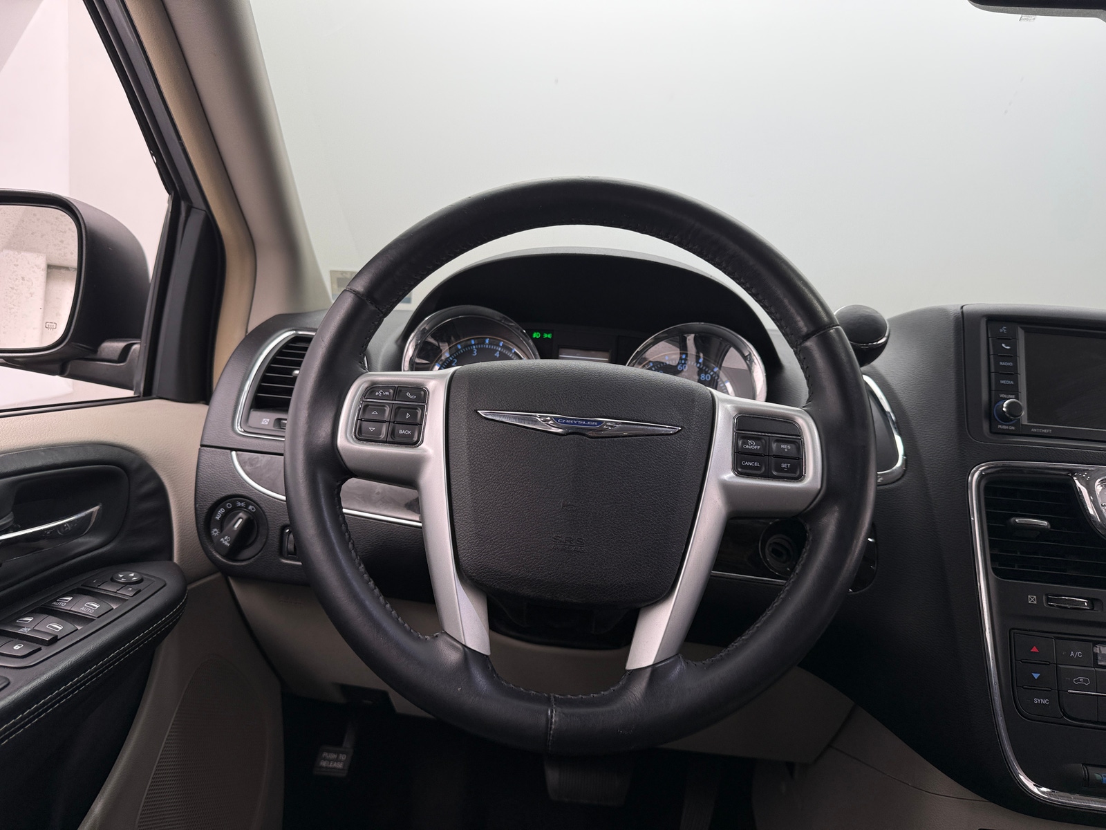 Thumbnail: 2014 Chrysler Town & Country - 4