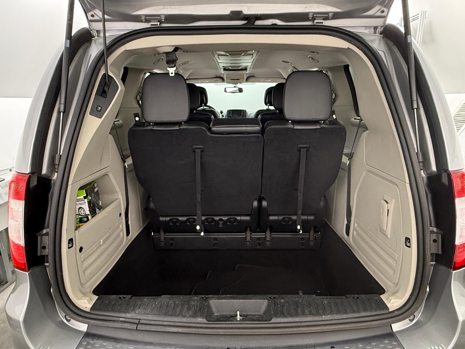 Thumbnail: 2014 Chrysler Town & Country - 6