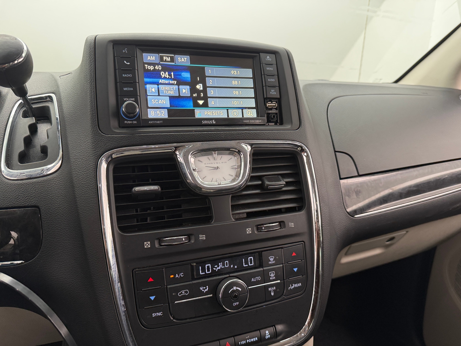 Thumbnail: 2014 Chrysler Town & Country - 3