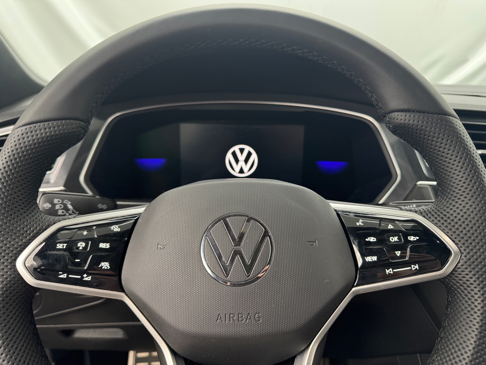 Thumbnail: 2022 Volkswagen Tiguan - 4