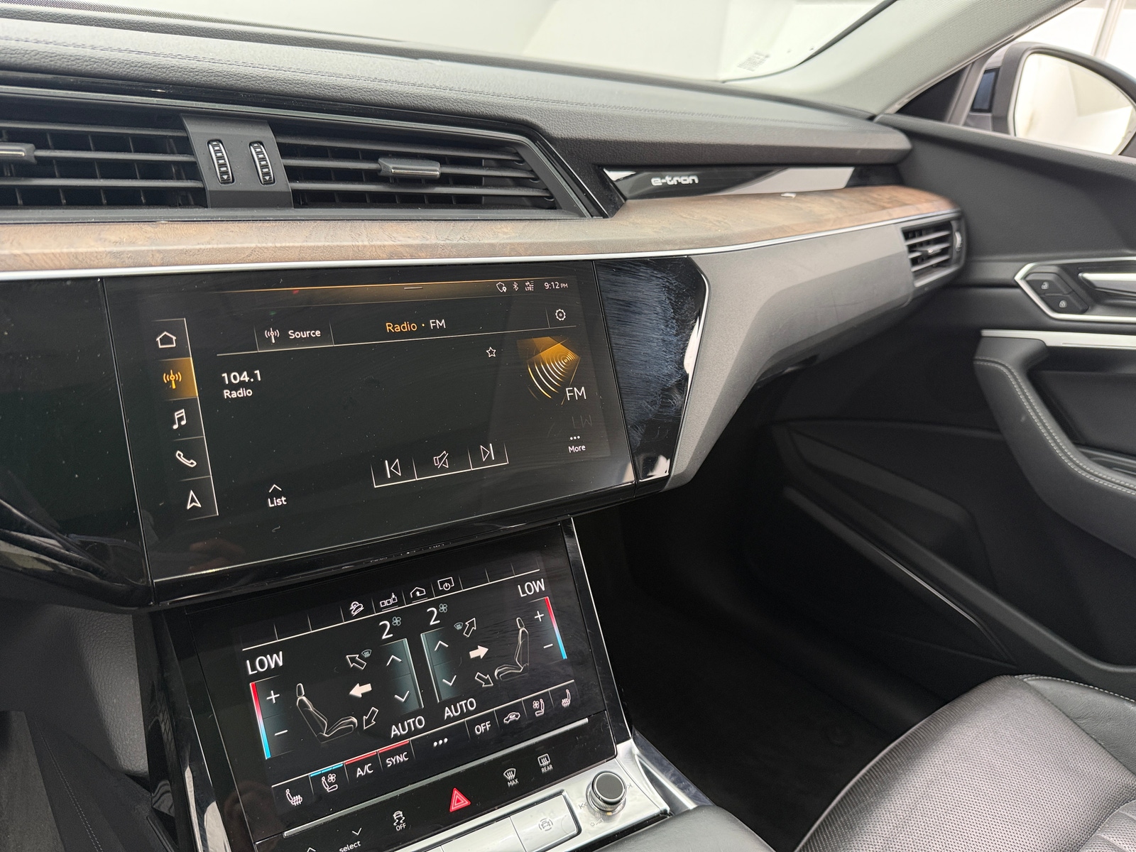 Thumbnail: 2020 Audi e-tron S - 3