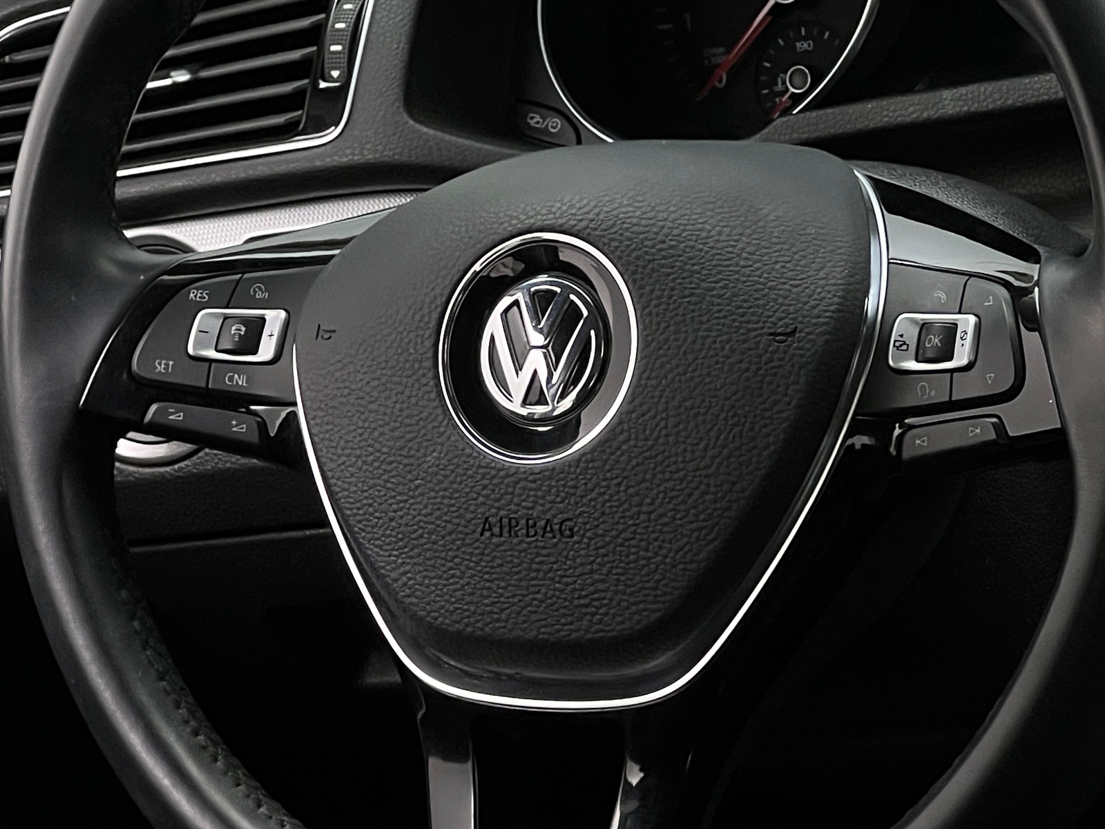 Thumbnail: 2017 Volkswagen Passat - 4