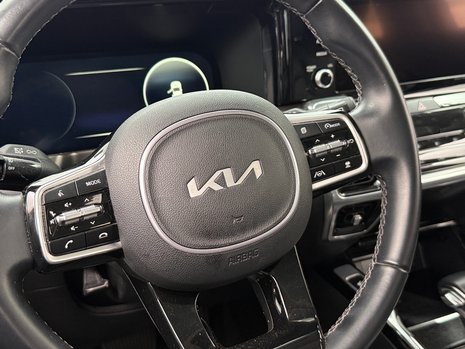 Thumbnail: 2023 Kia Sorento - 4