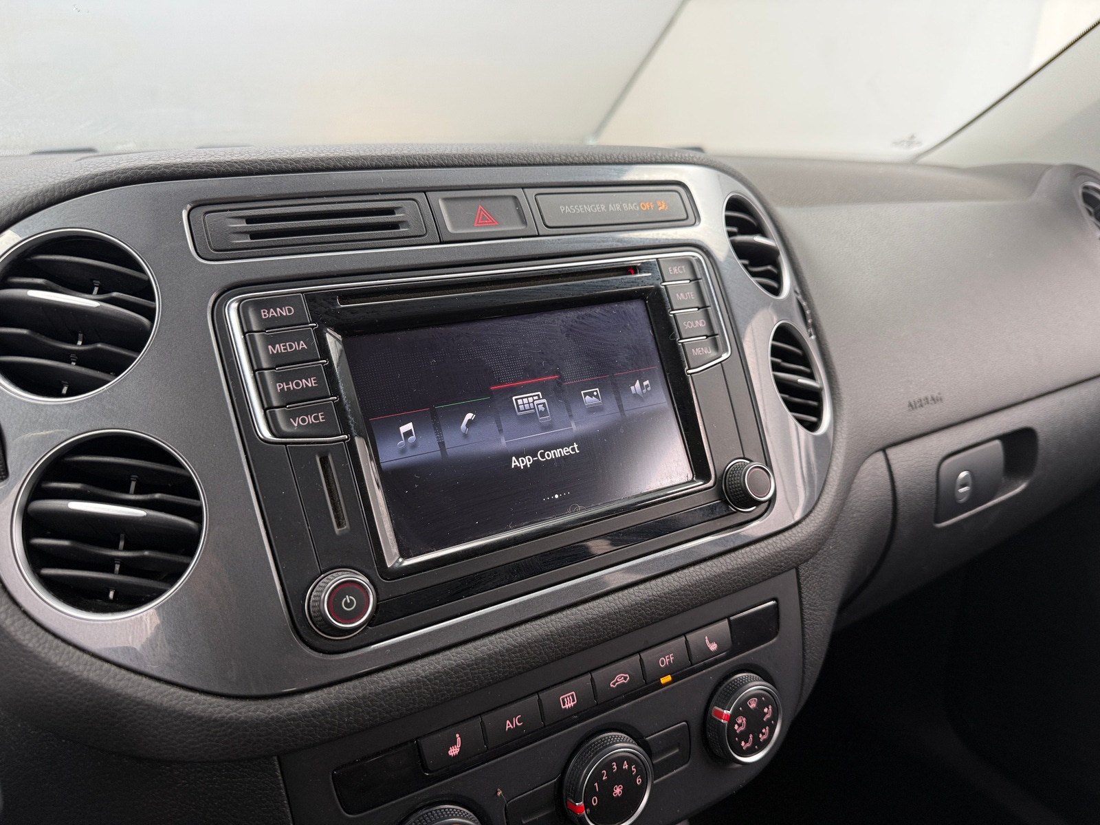 Thumbnail: 2017 Volkswagen Tiguan - 4