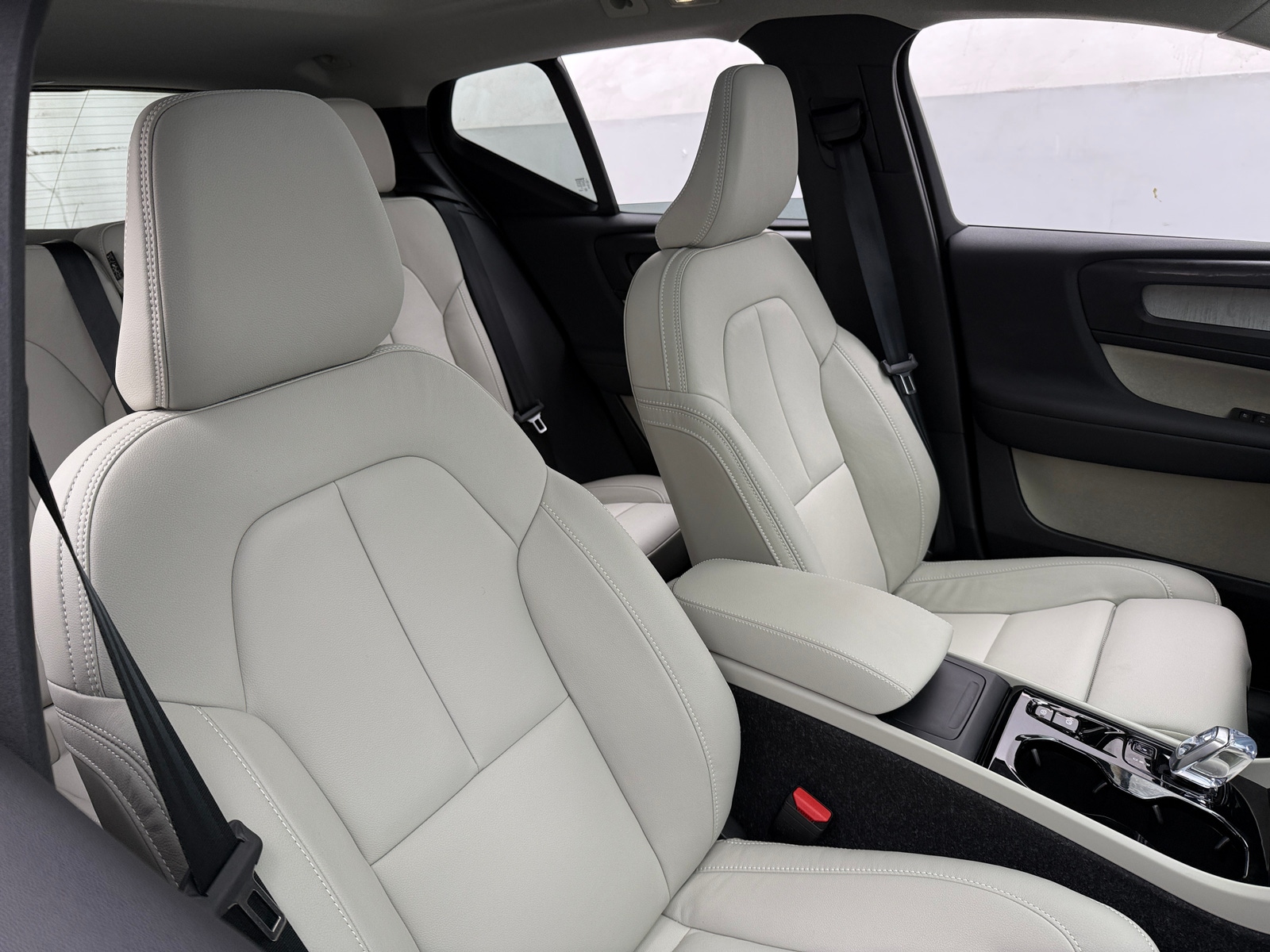 Thumbnail: 2025 Volvo XC40 - 2