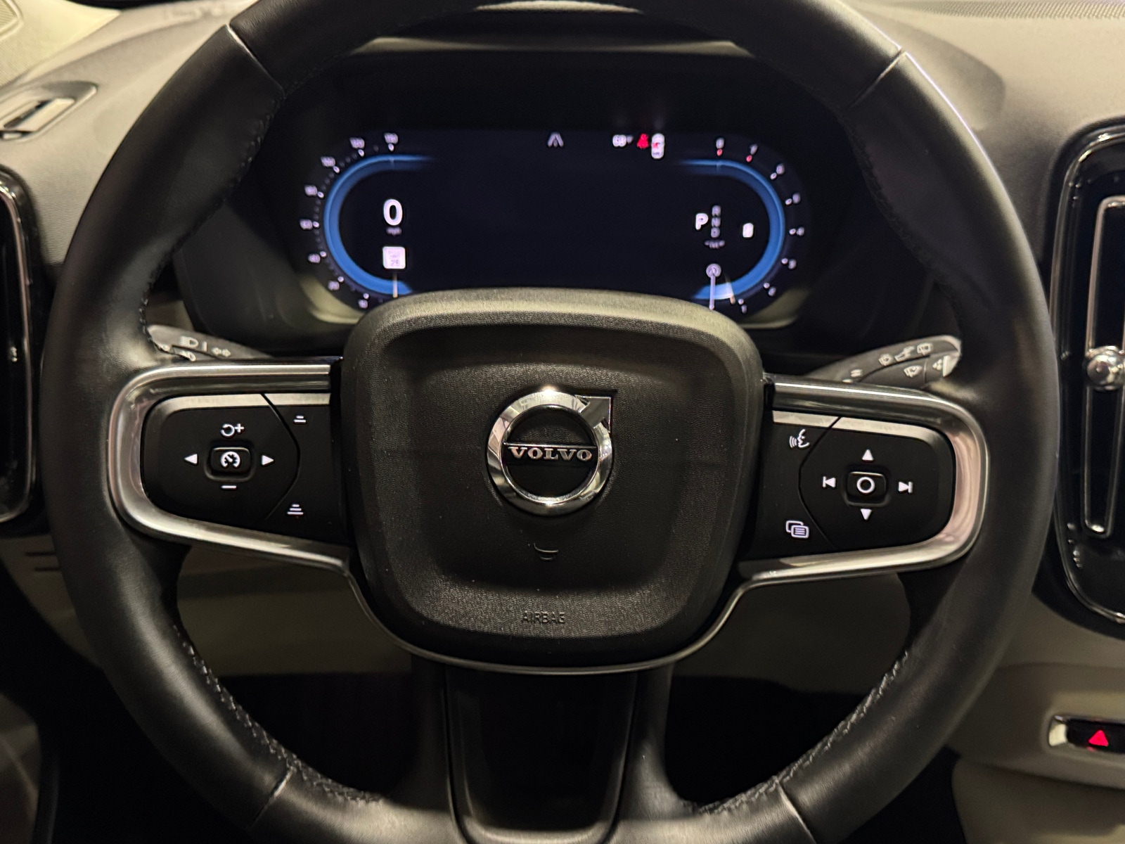 Thumbnail: 2025 Volvo XC40 - 5