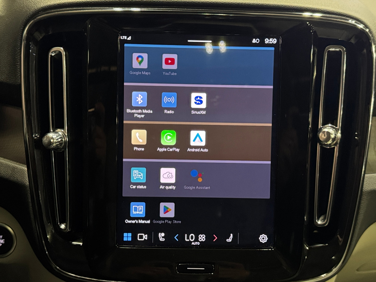 Thumbnail: 2025 Volvo XC40 - 4