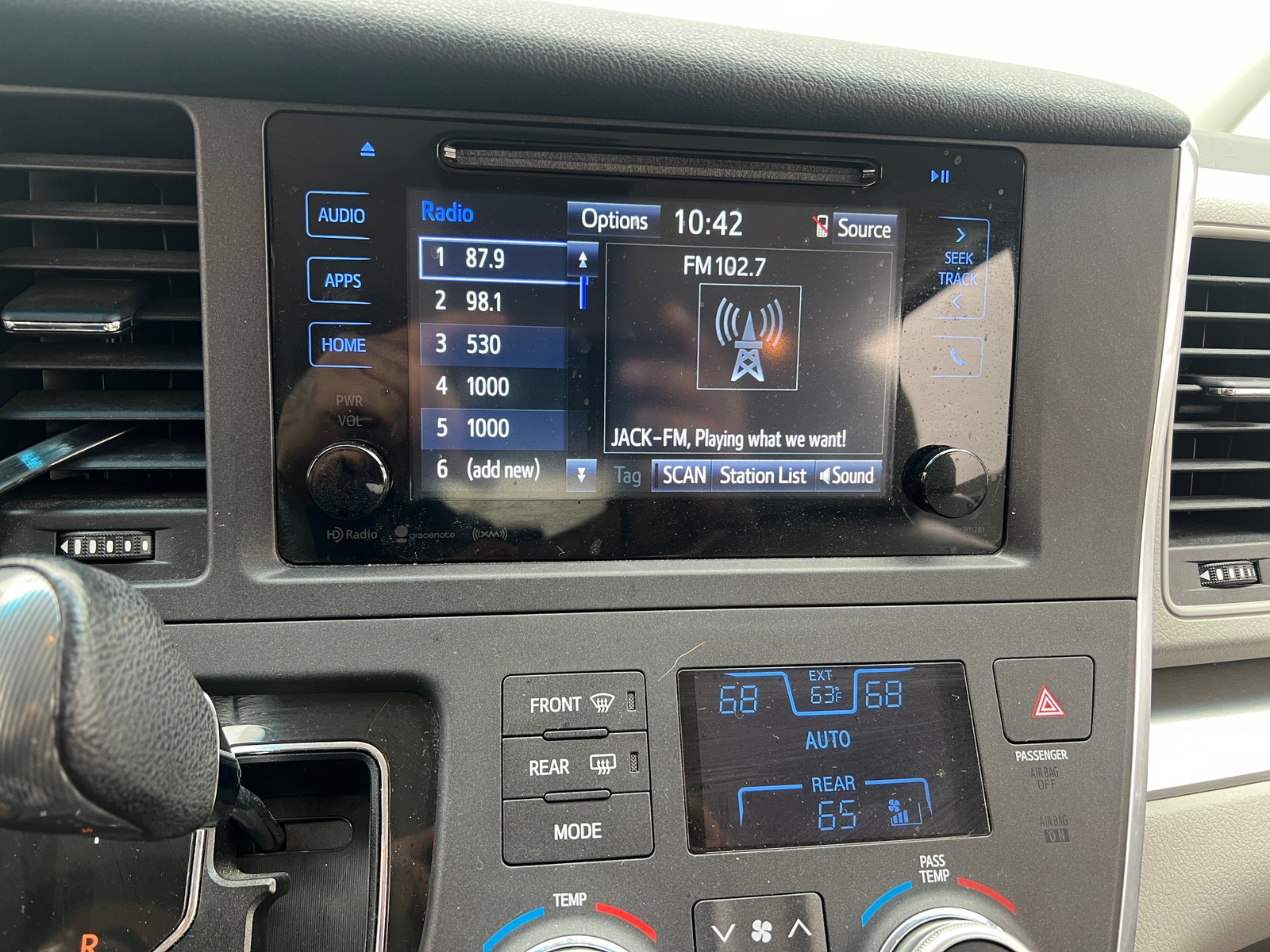 Thumbnail: 2017 Toyota Sienna - 4