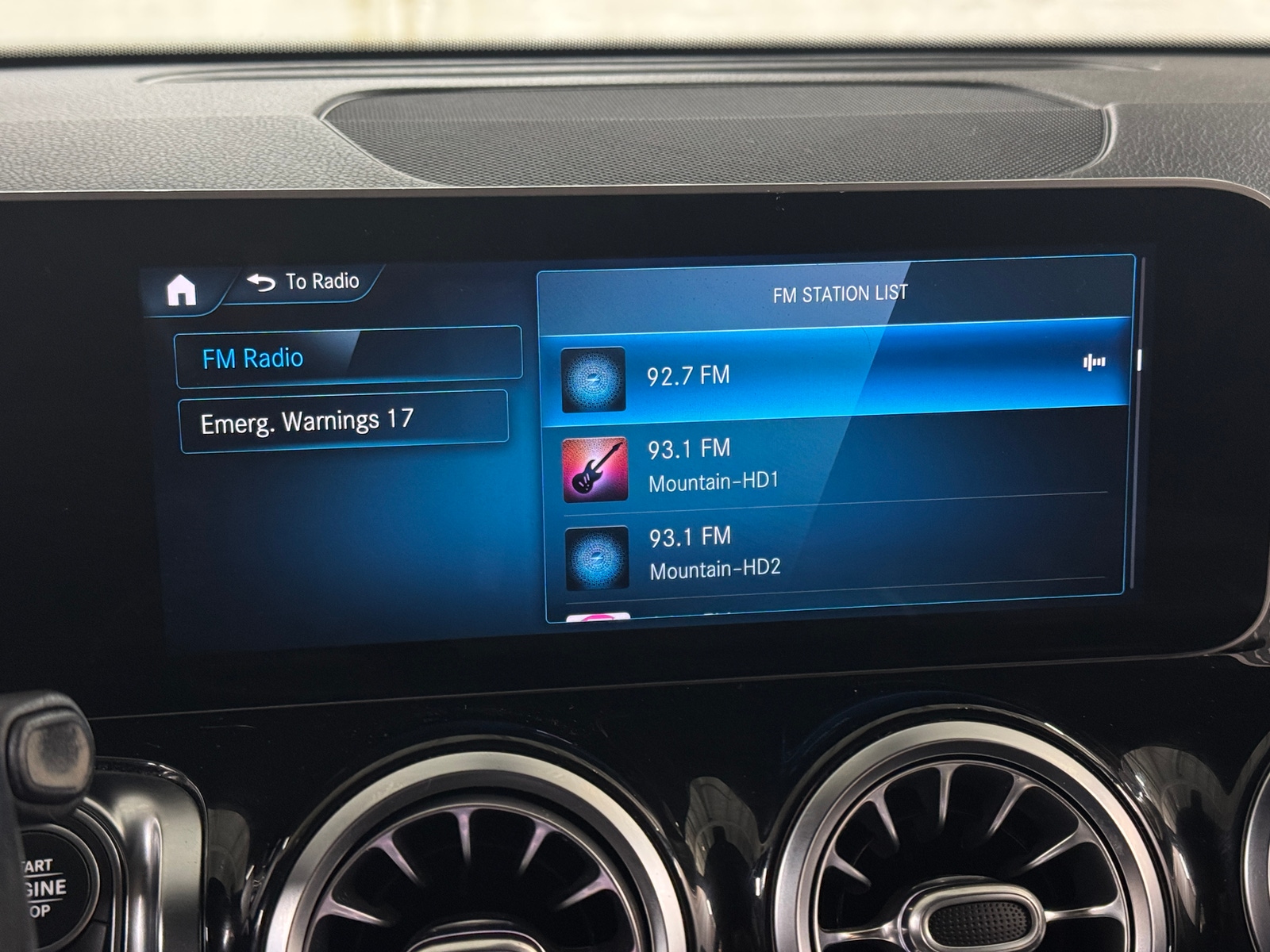 Thumbnail: 2021 Mercedes-Benz GLB - 3