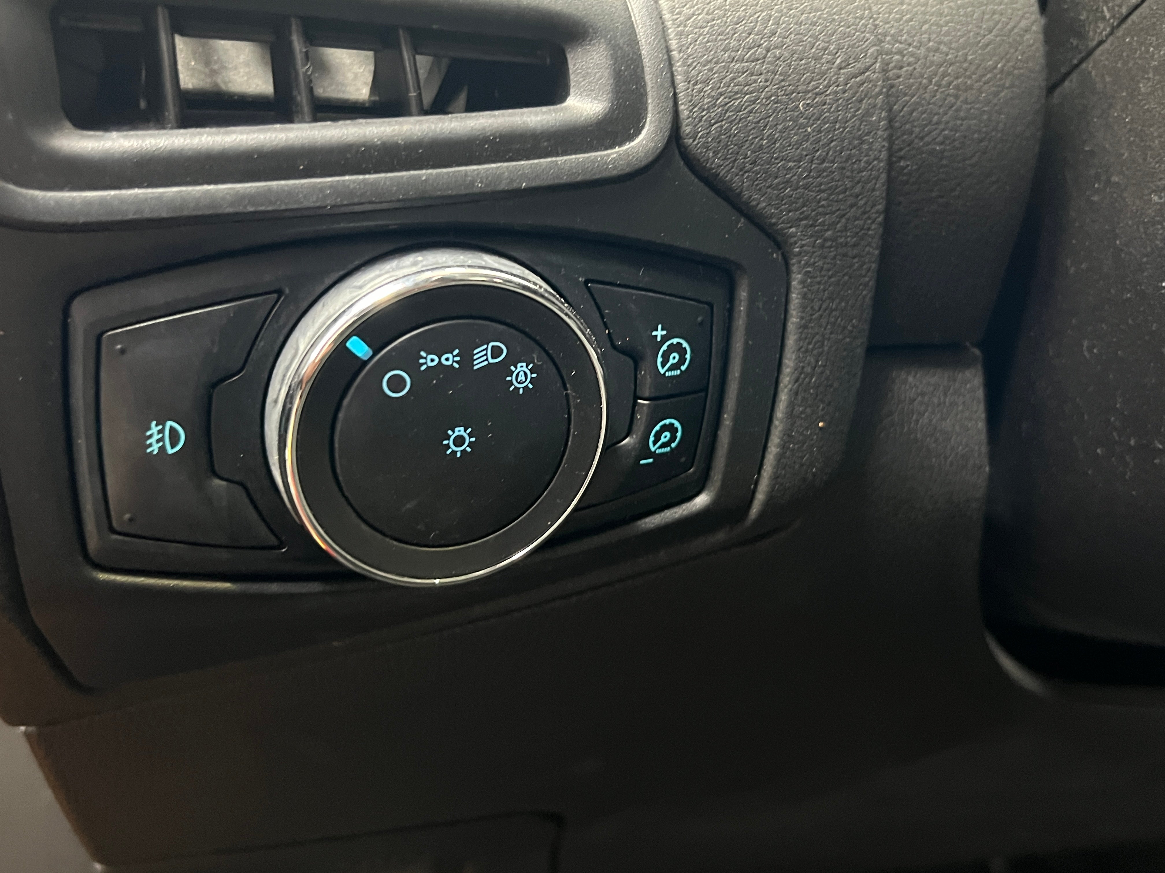 Used 2012 Ford Focus SE with VIN 1FAHP3K27CL310752 for sale in Oak Creek, WI