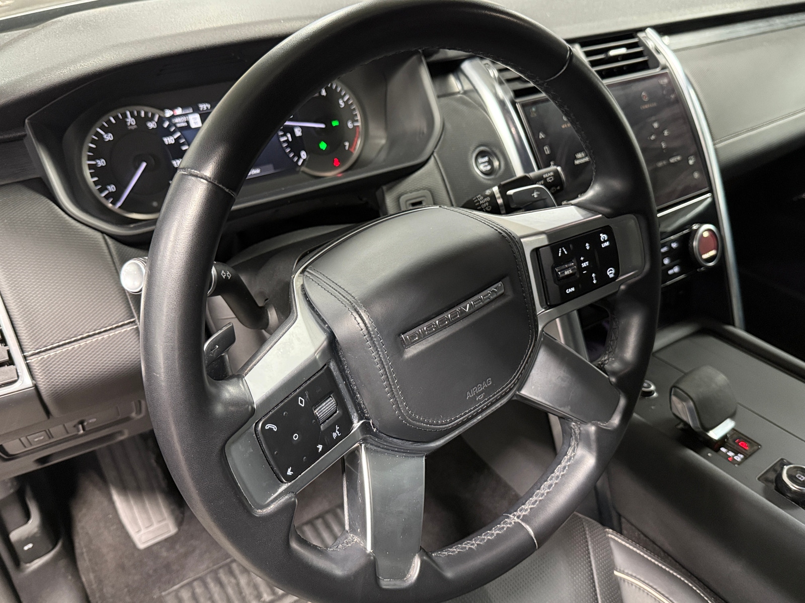 Thumbnail: 2023 Land Rover Discovery - 4