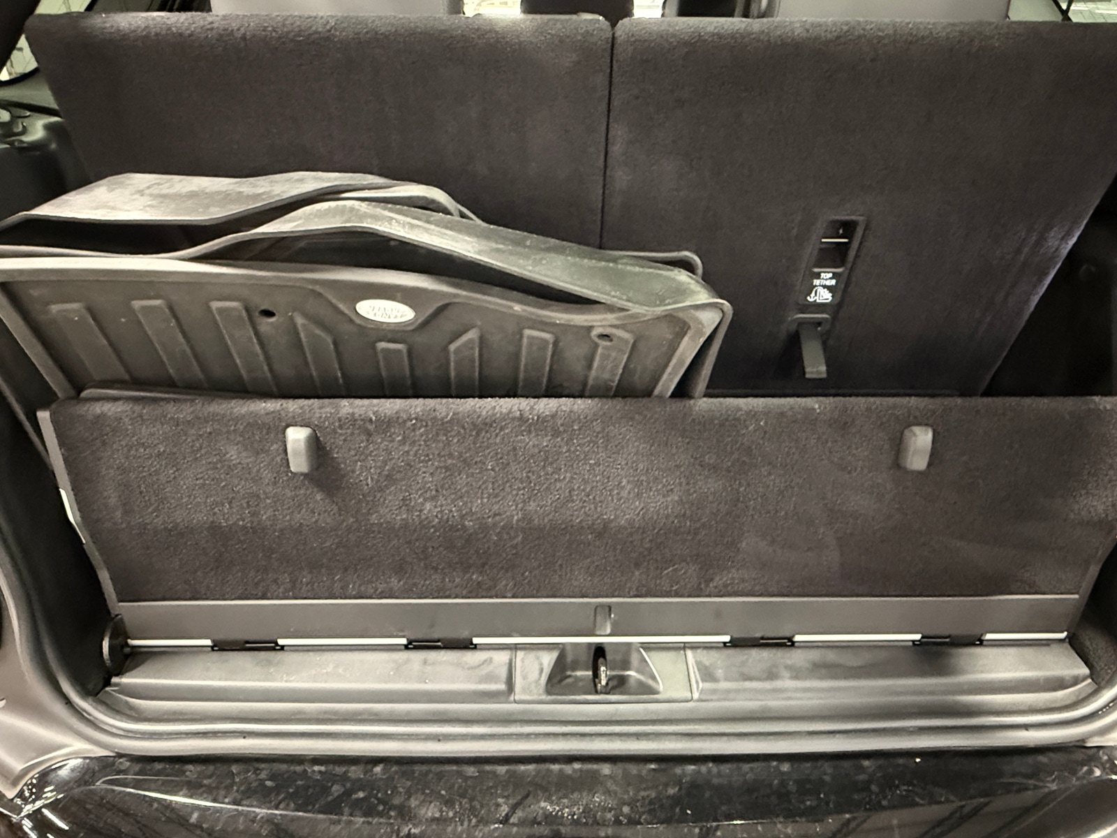 Thumbnail: 2023 Land Rover Discovery - 6