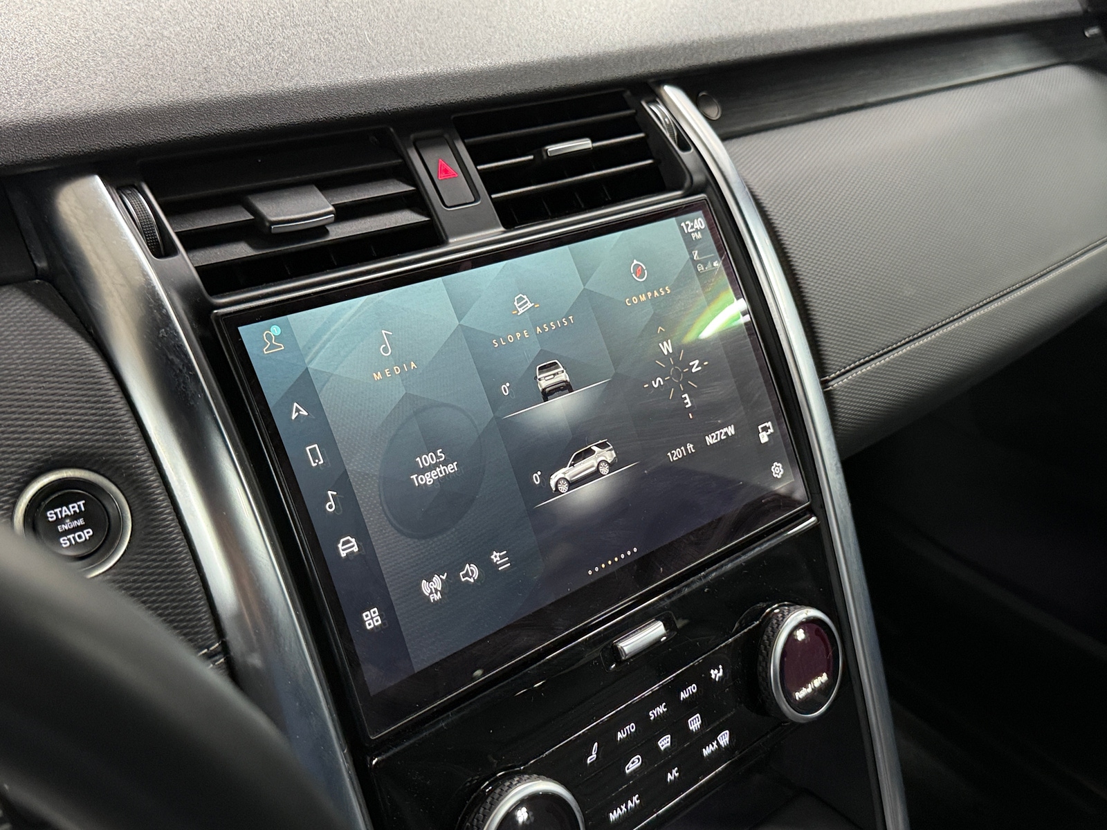 Thumbnail: 2023 Land Rover Discovery - 3