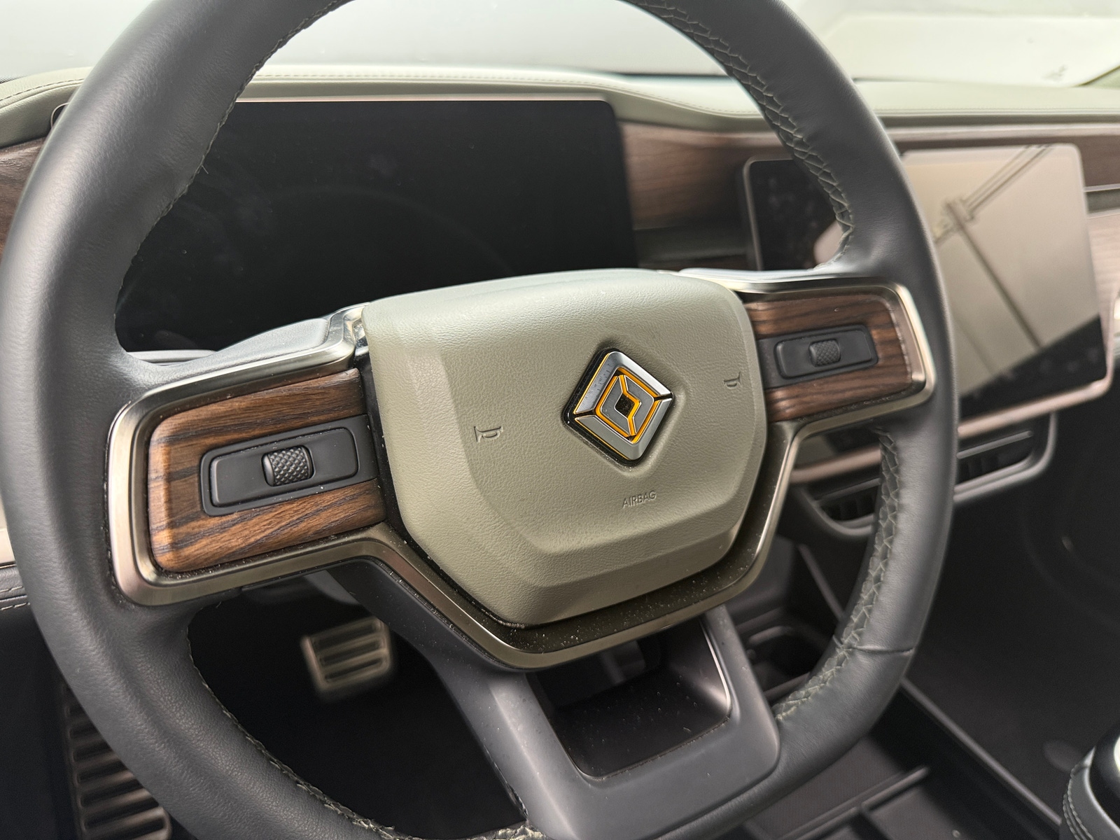 Thumbnail: 2023 Rivian R1T - 4