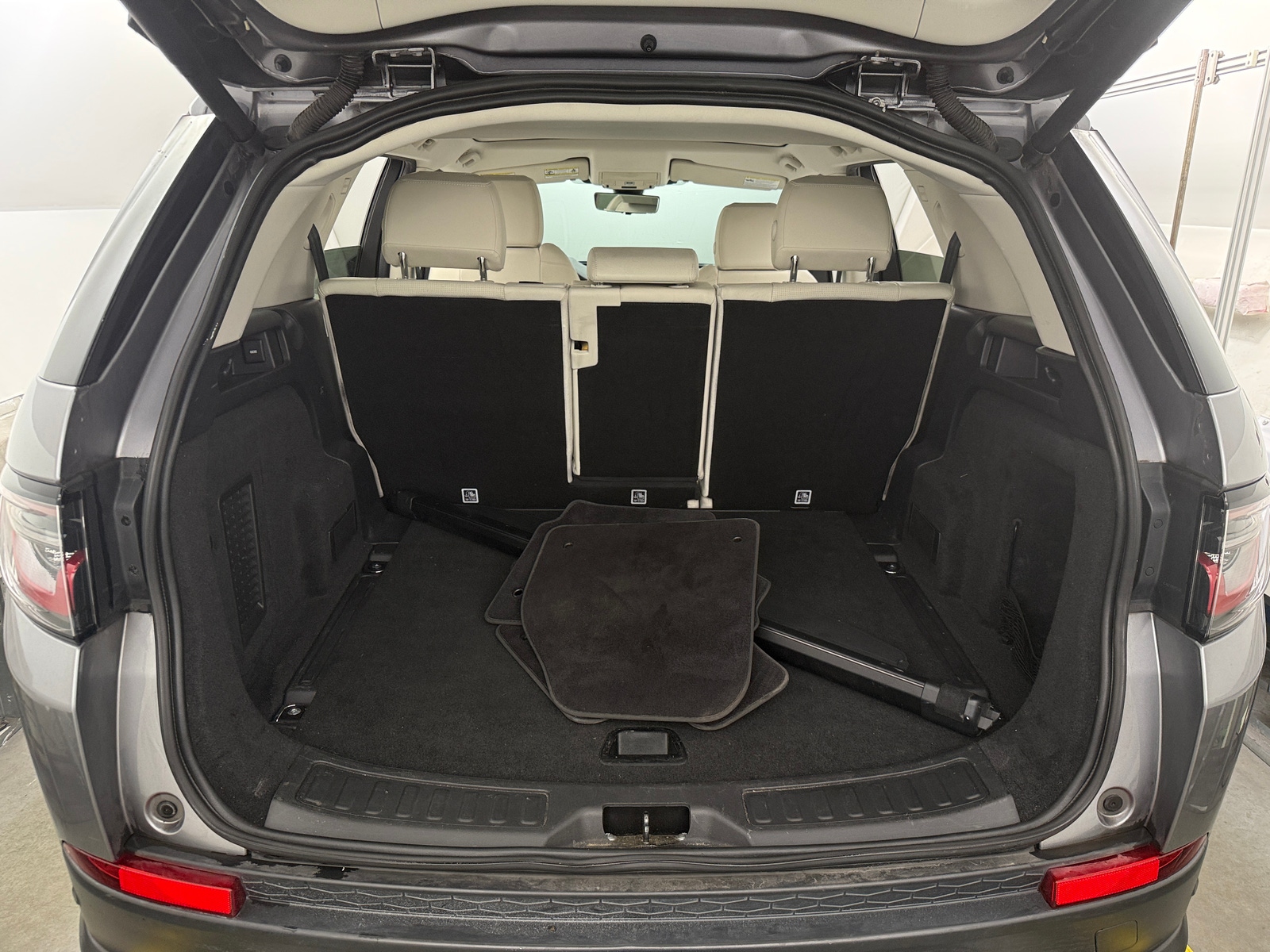 Thumbnail: 2020 Land Rover Discovery Sport - 6