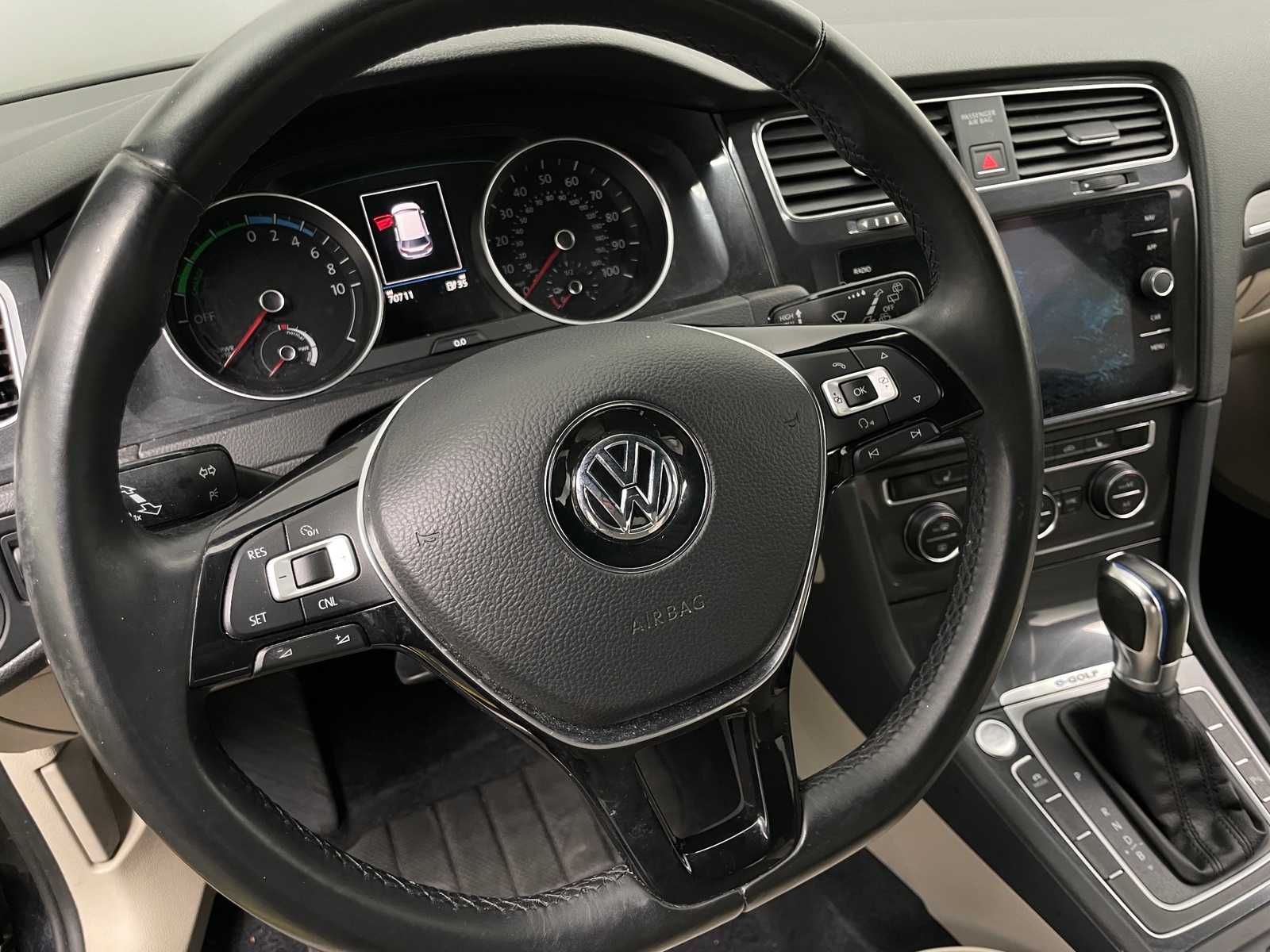 Thumbnail: 2017 Volkswagen e-Golf - 4