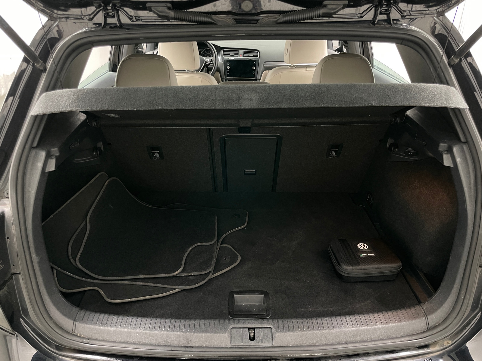 Thumbnail: 2017 Volkswagen e-Golf - 6