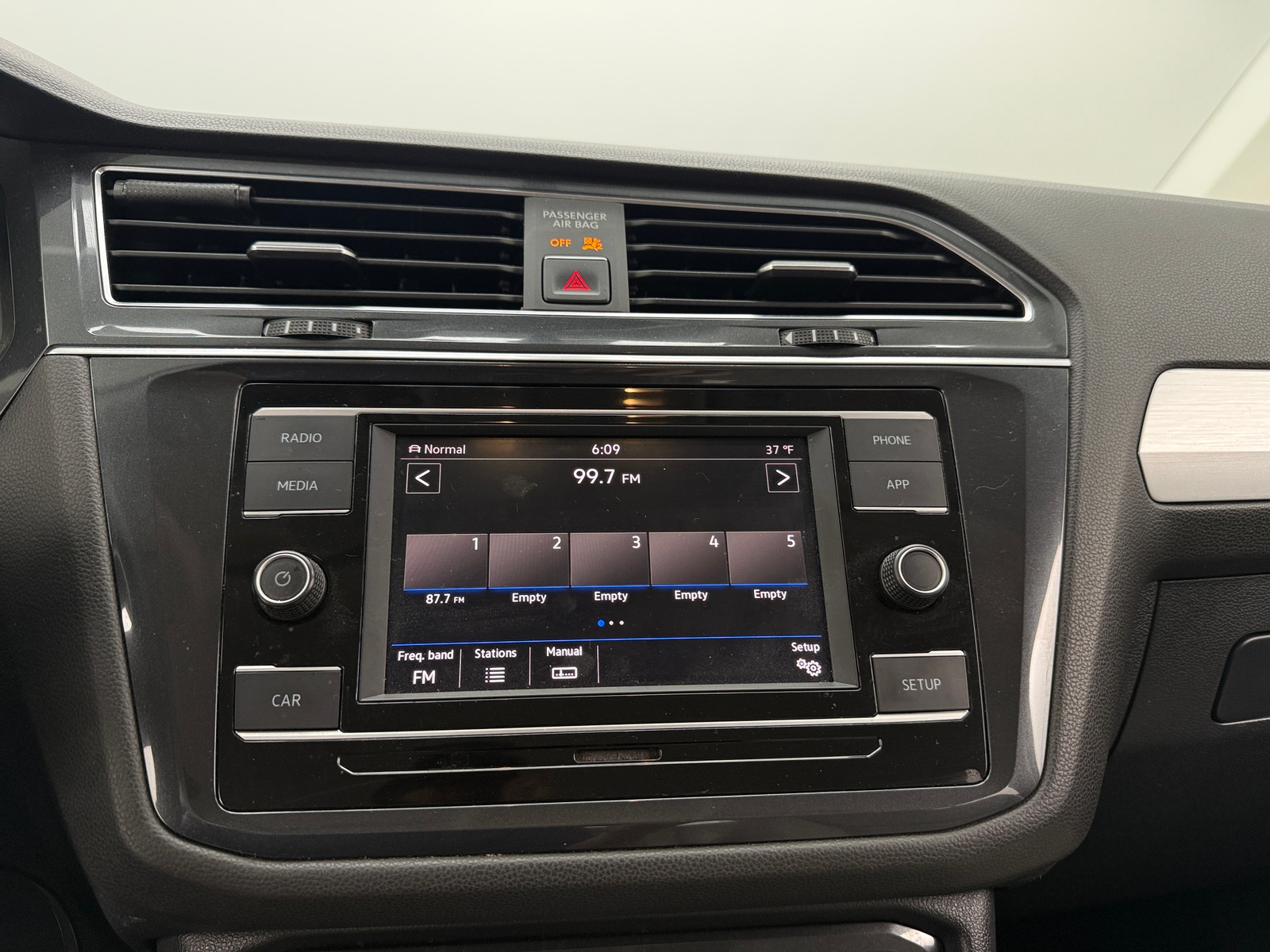 Thumbnail: 2018 Volkswagen Tiguan - 4