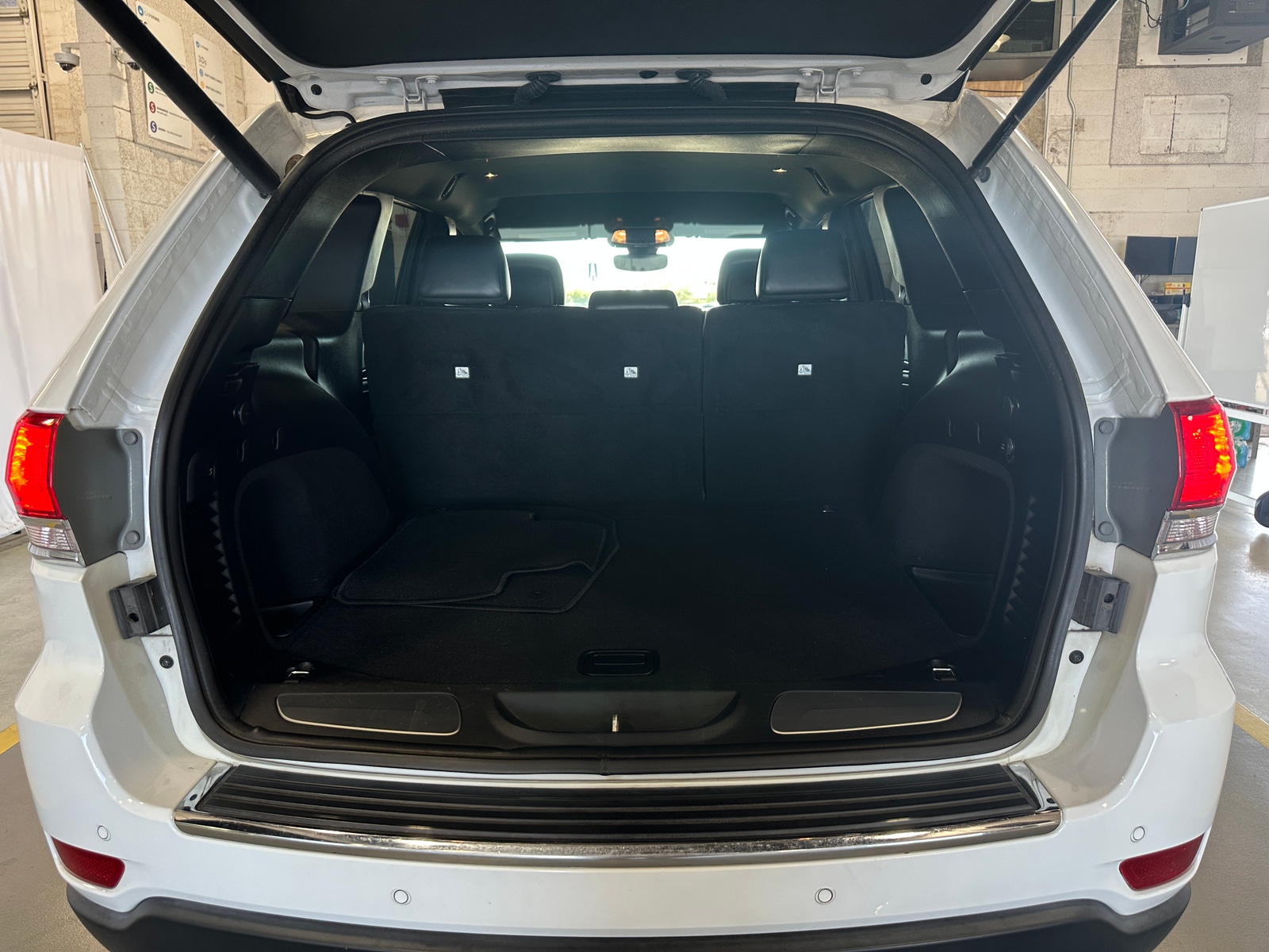 Thumbnail: 2019 Jeep Grand Cherokee - 6