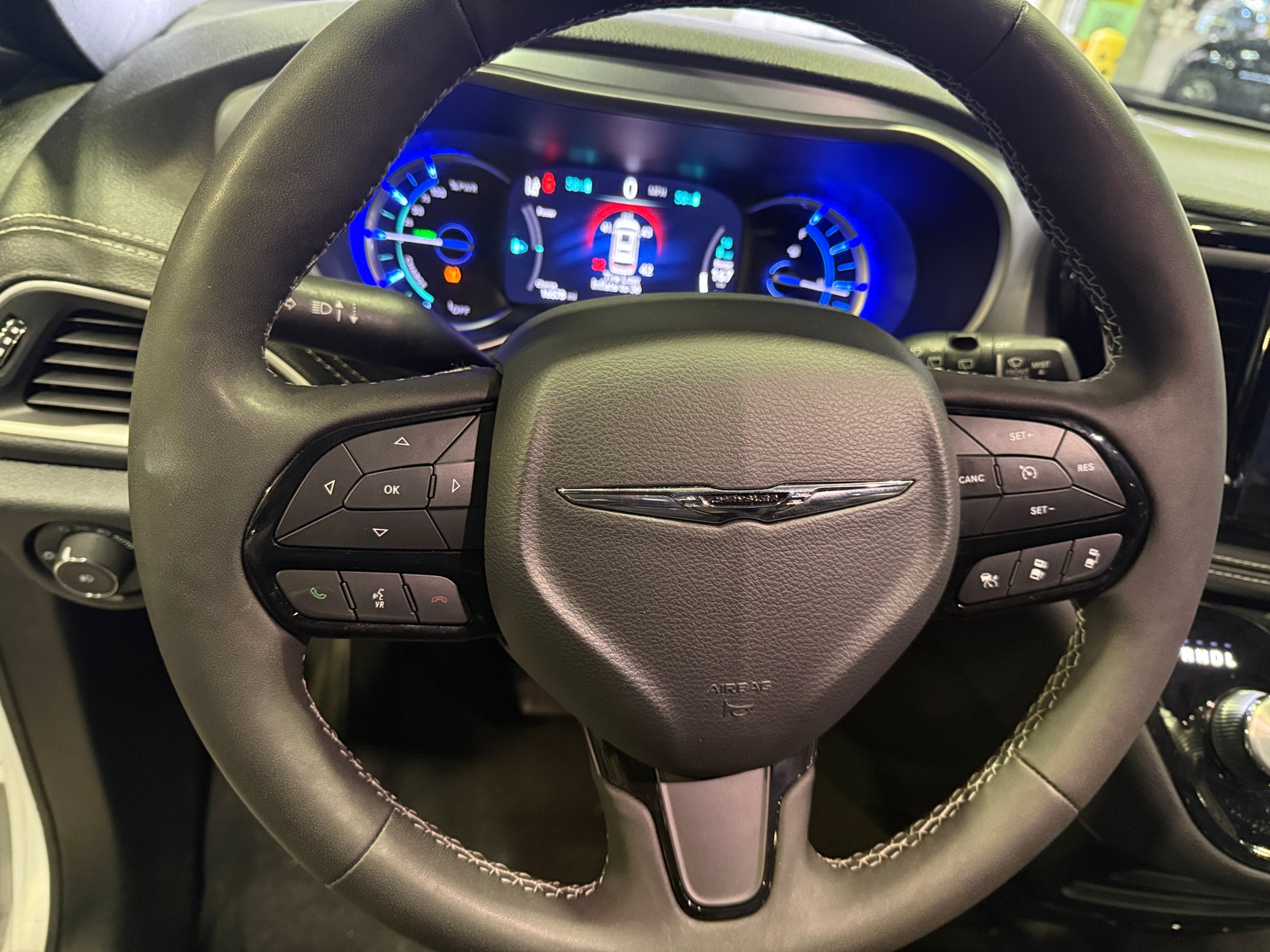 Thumbnail: 2023 Chrysler Pacifica - 4