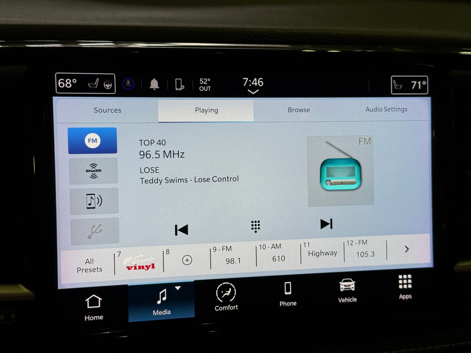 Thumbnail: 2023 Chrysler Pacifica - 3