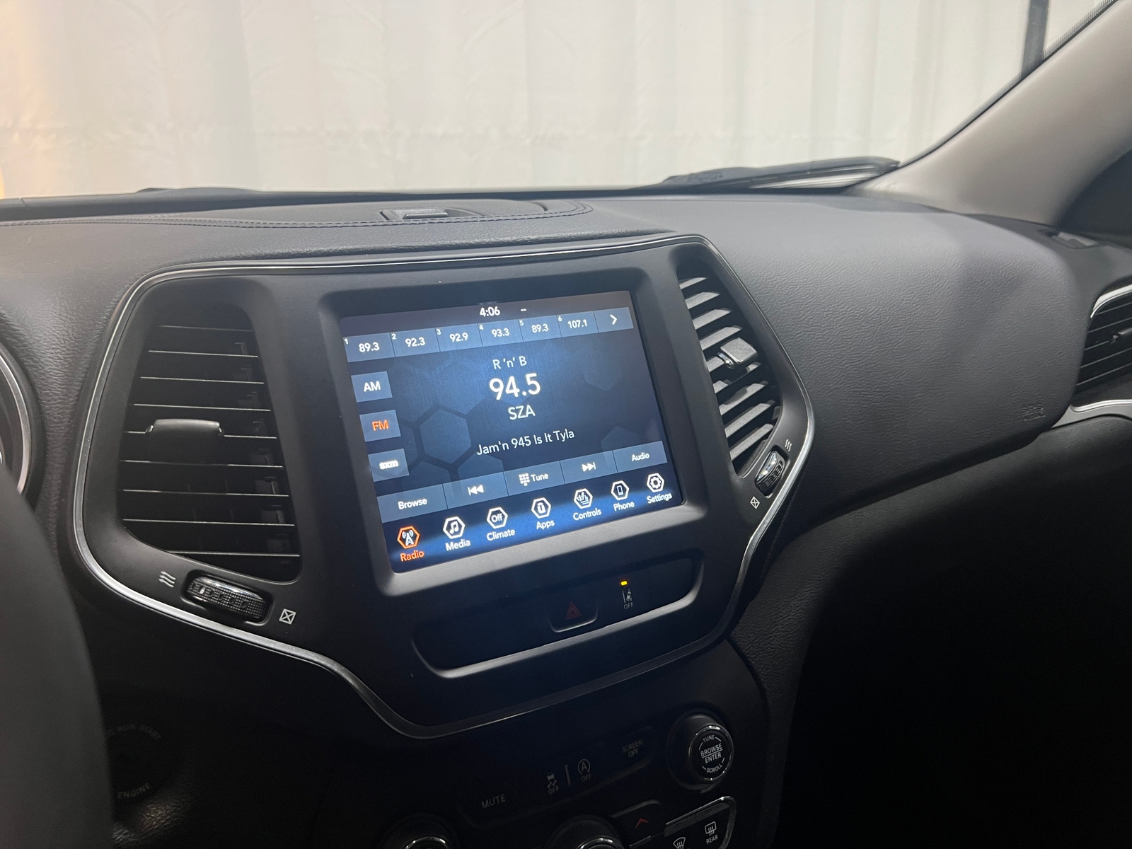 Thumbnail: 2022 Jeep Cherokee - 4