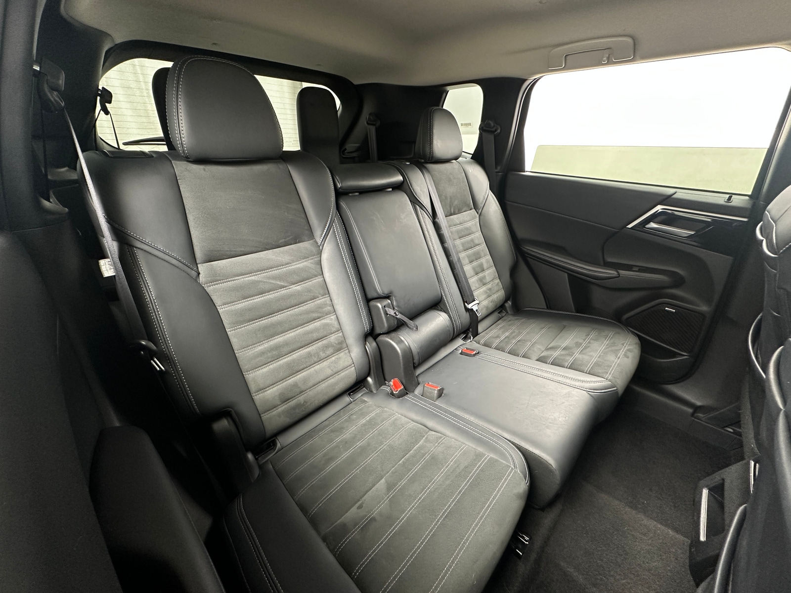 Thumbnail: 2025 Mitsubishi Outlander - 5