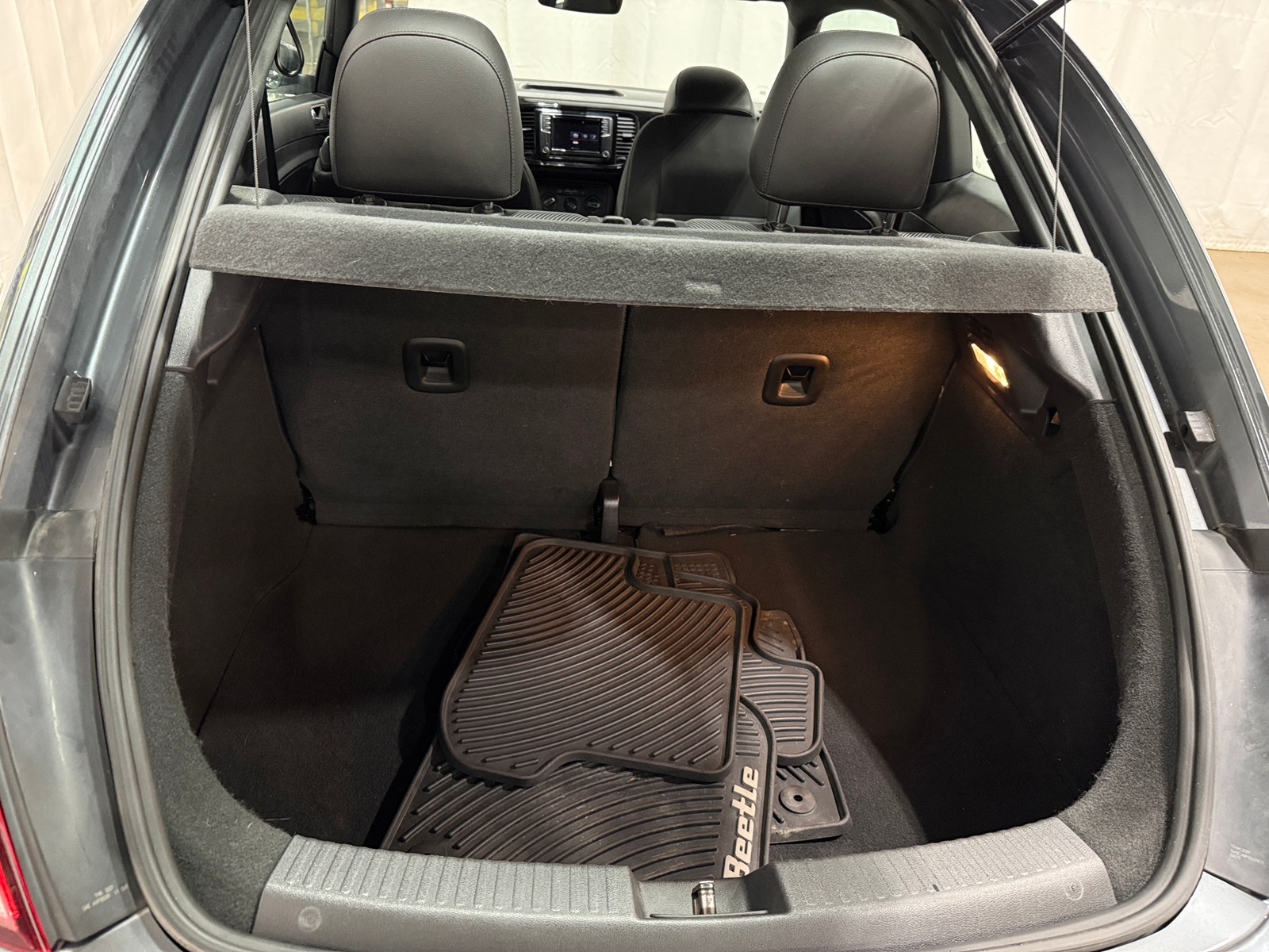 Thumbnail: 2018 Volkswagen Beetle - 7