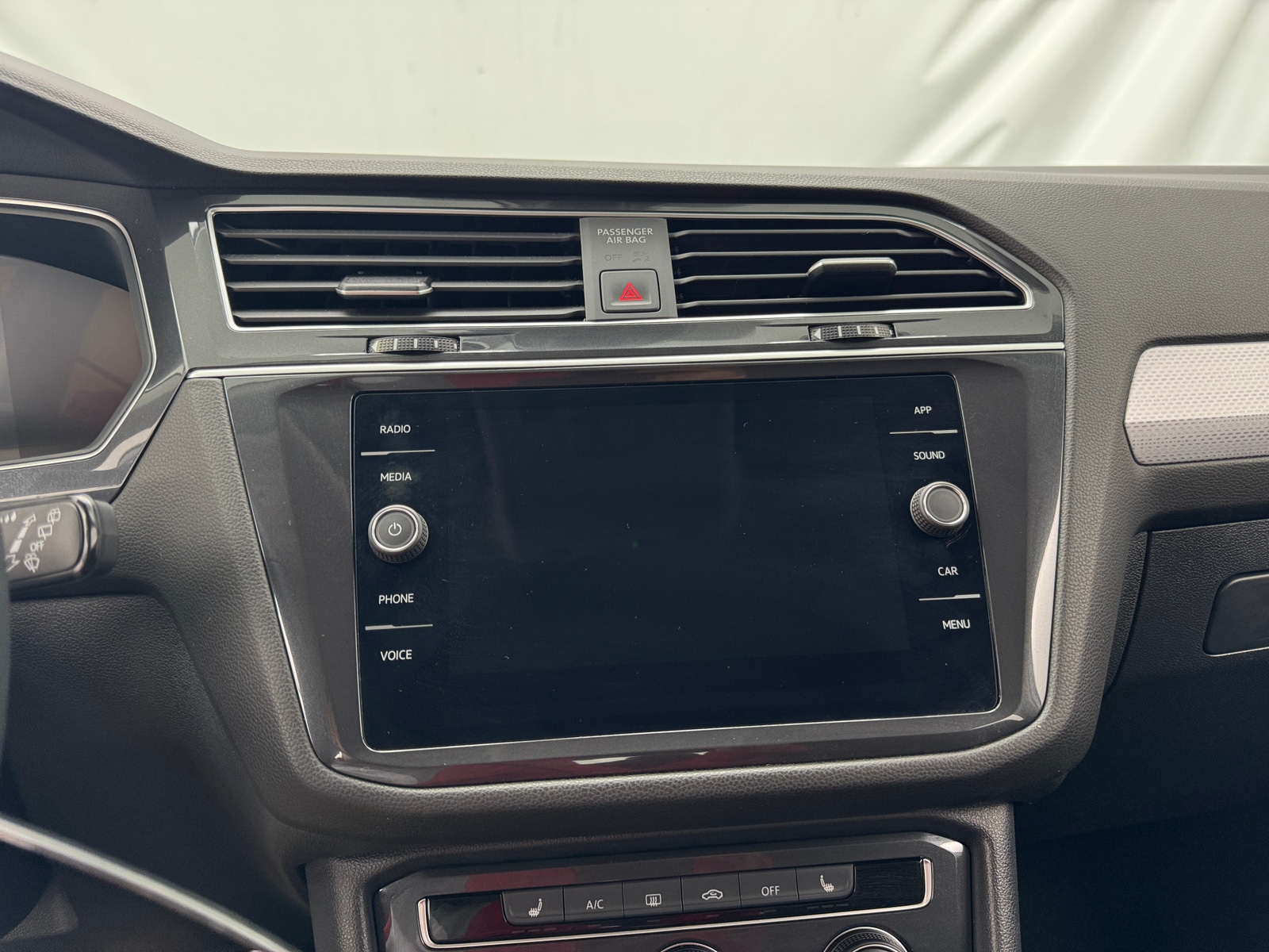 Thumbnail: 2024 Volkswagen Tiguan - 4