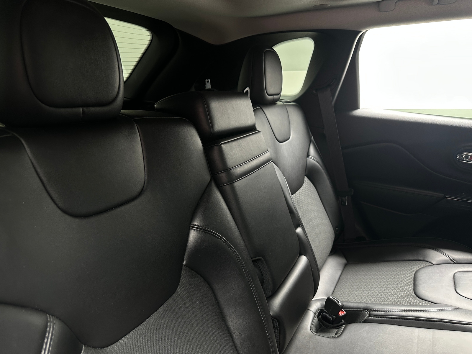 Thumbnail: 2019 Jeep Cherokee - 6