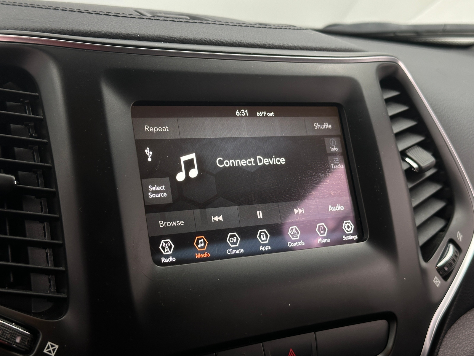 Thumbnail: 2019 Jeep Cherokee - 4